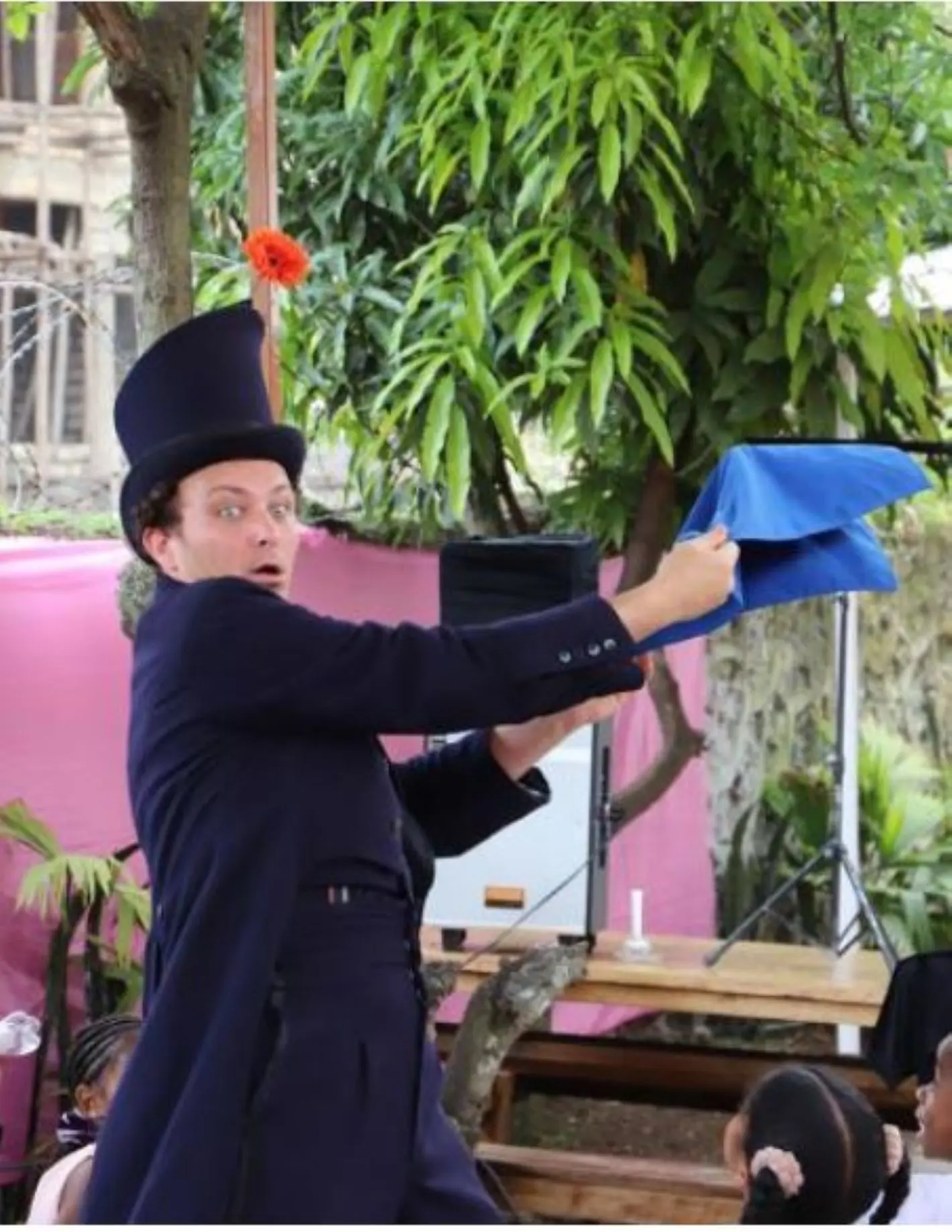 Le magicien fait un tour de magie