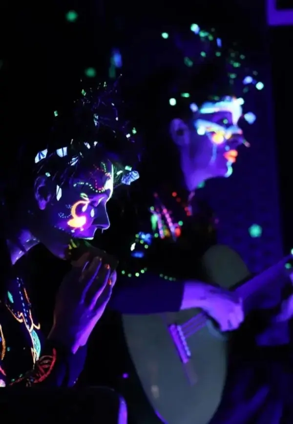 Deux musiciennes dans le noir