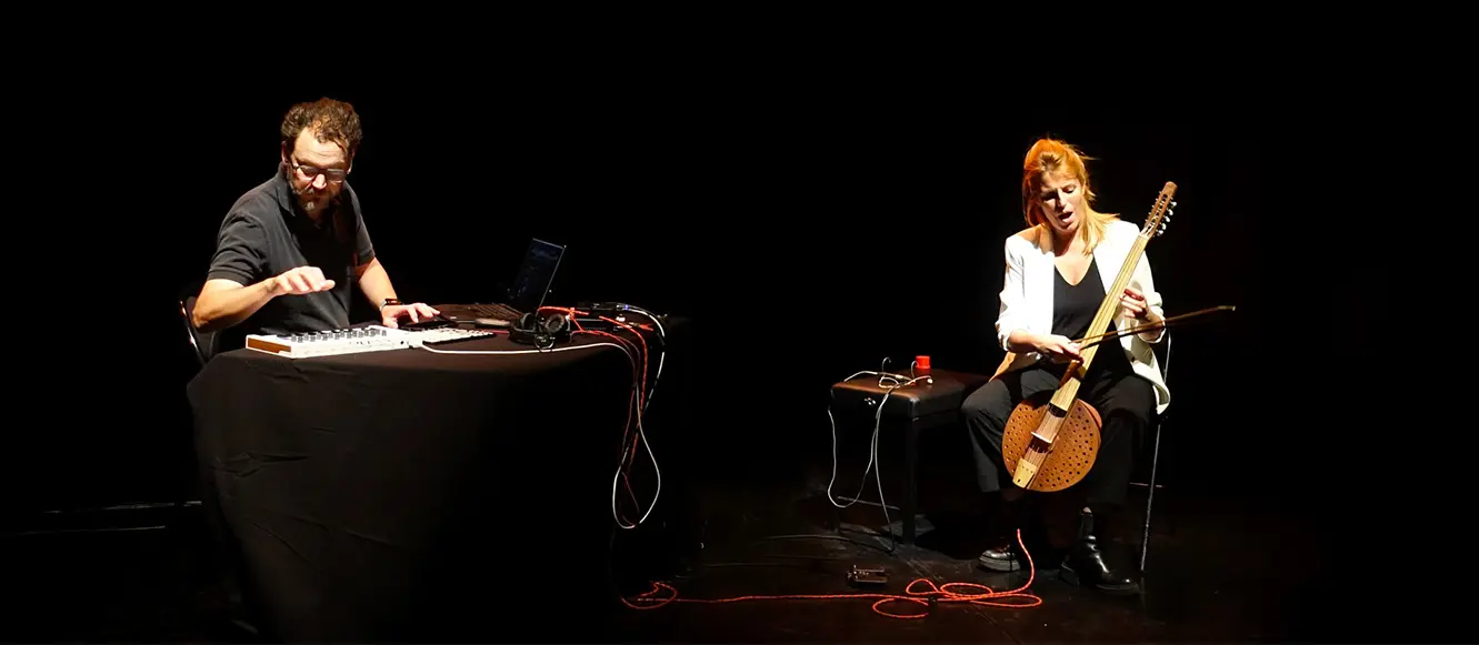 2 artistes avec leurs instruments