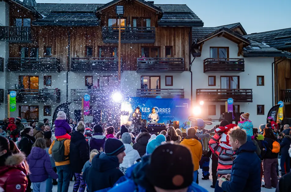 Ski nocturne sur piste éclairée_Les Orres