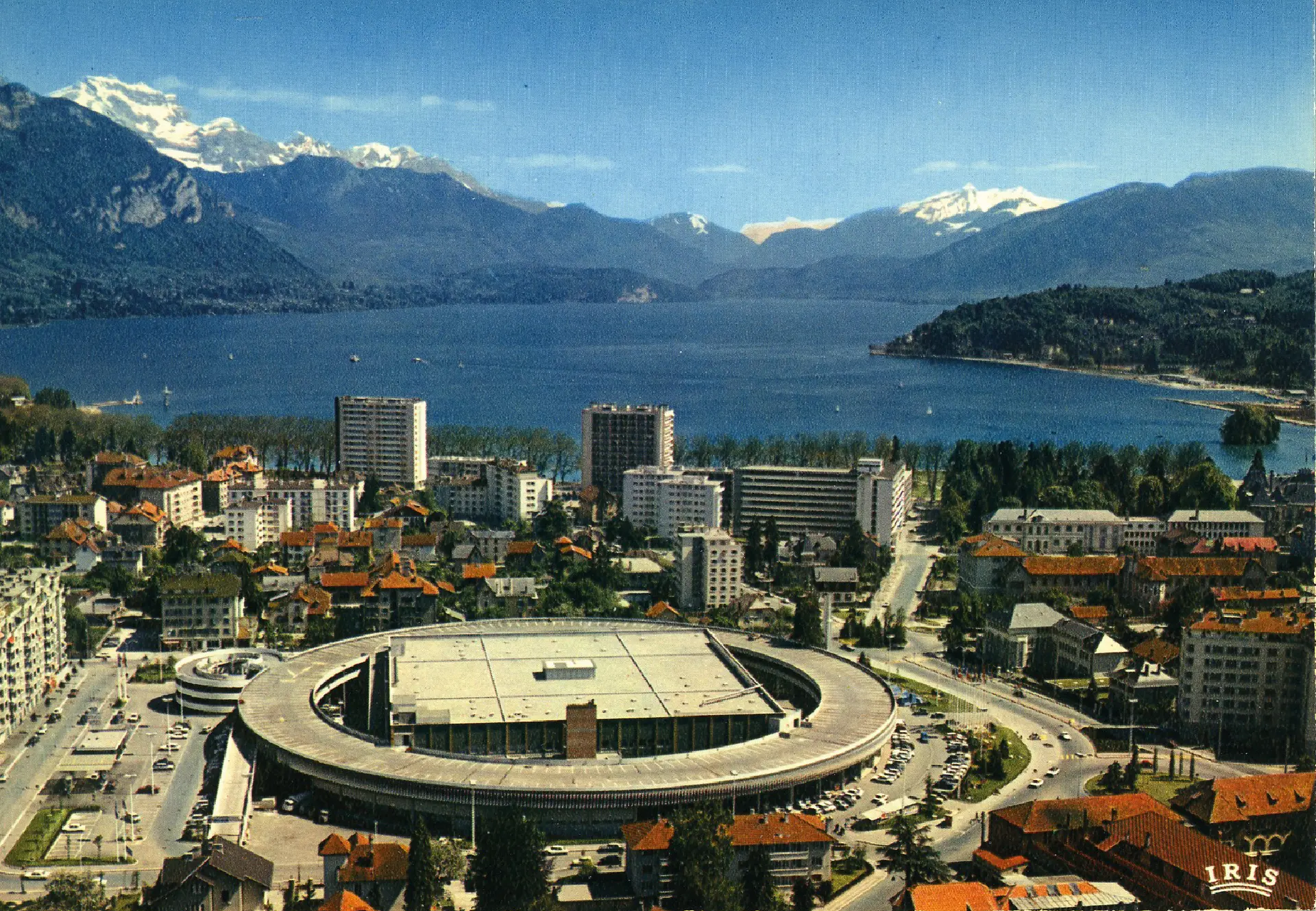 Annecy (Hte-Savoie) - La ville moderne. Les Nouvelles Galeries. Panorama sur le lac et la Tournette (2357 m).