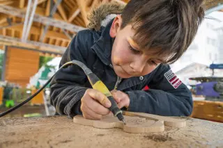 enfant qui travaille le bois