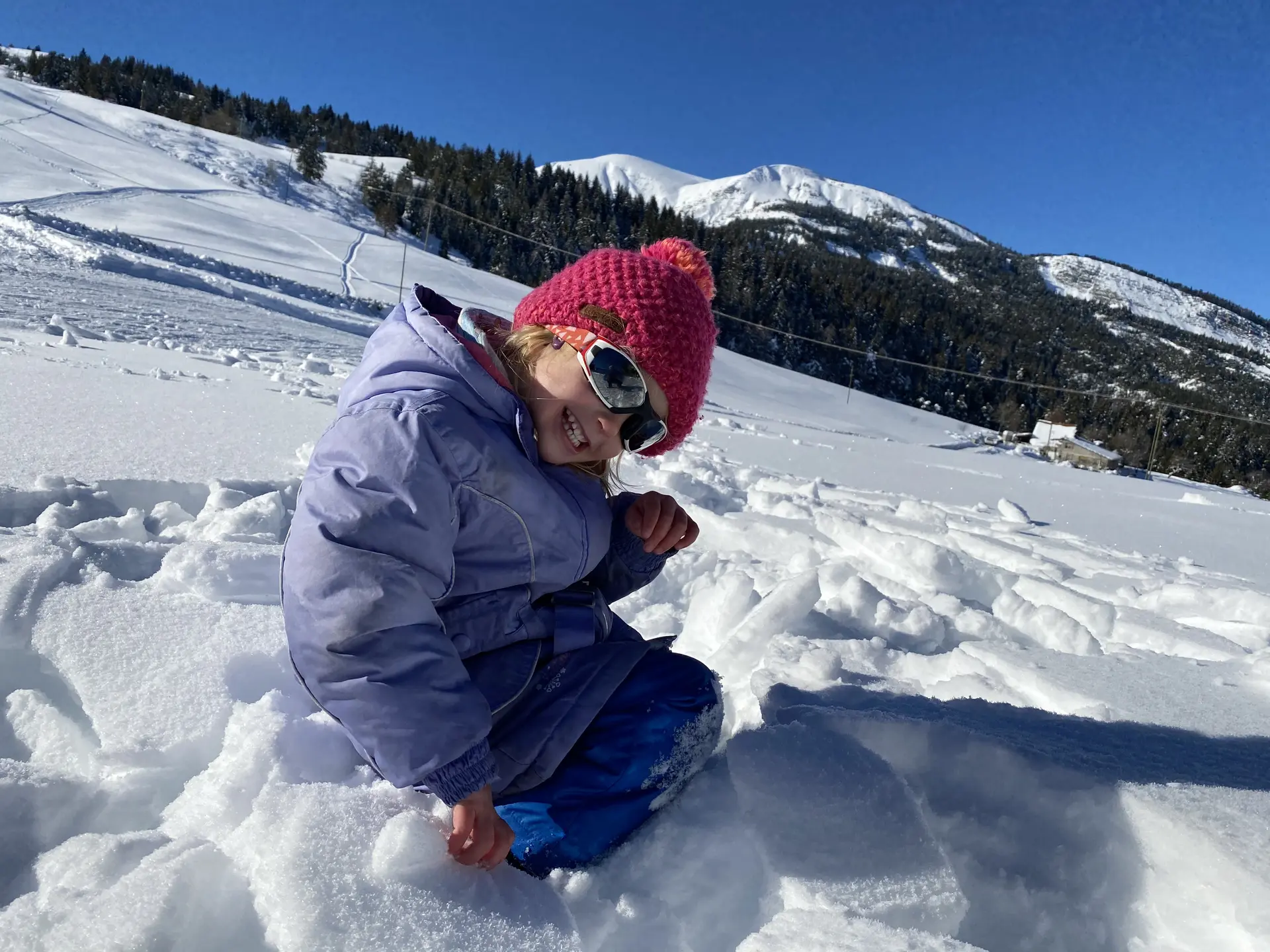 Enfant jouant dans la neige