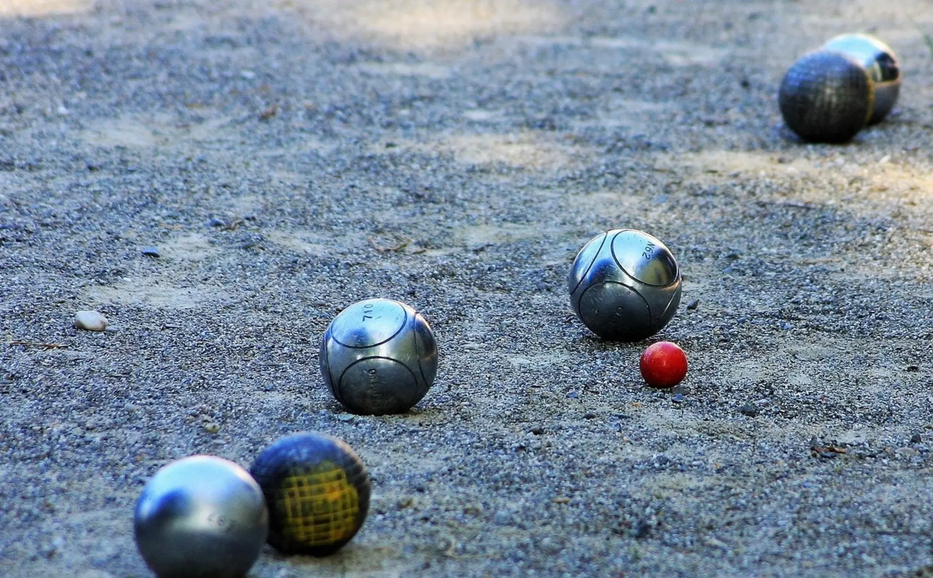 Pétanque balls