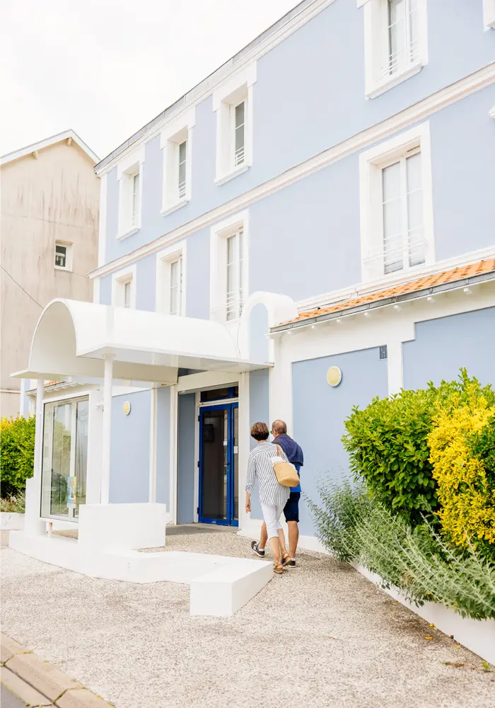 Entrée de l'Espace Carnot, espace d'exposition artistique dans le centre de Châtelaillon-Plage