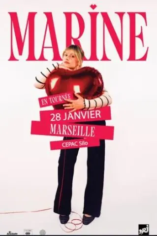 l'artiste tient un coeur en ballon entre ses bras