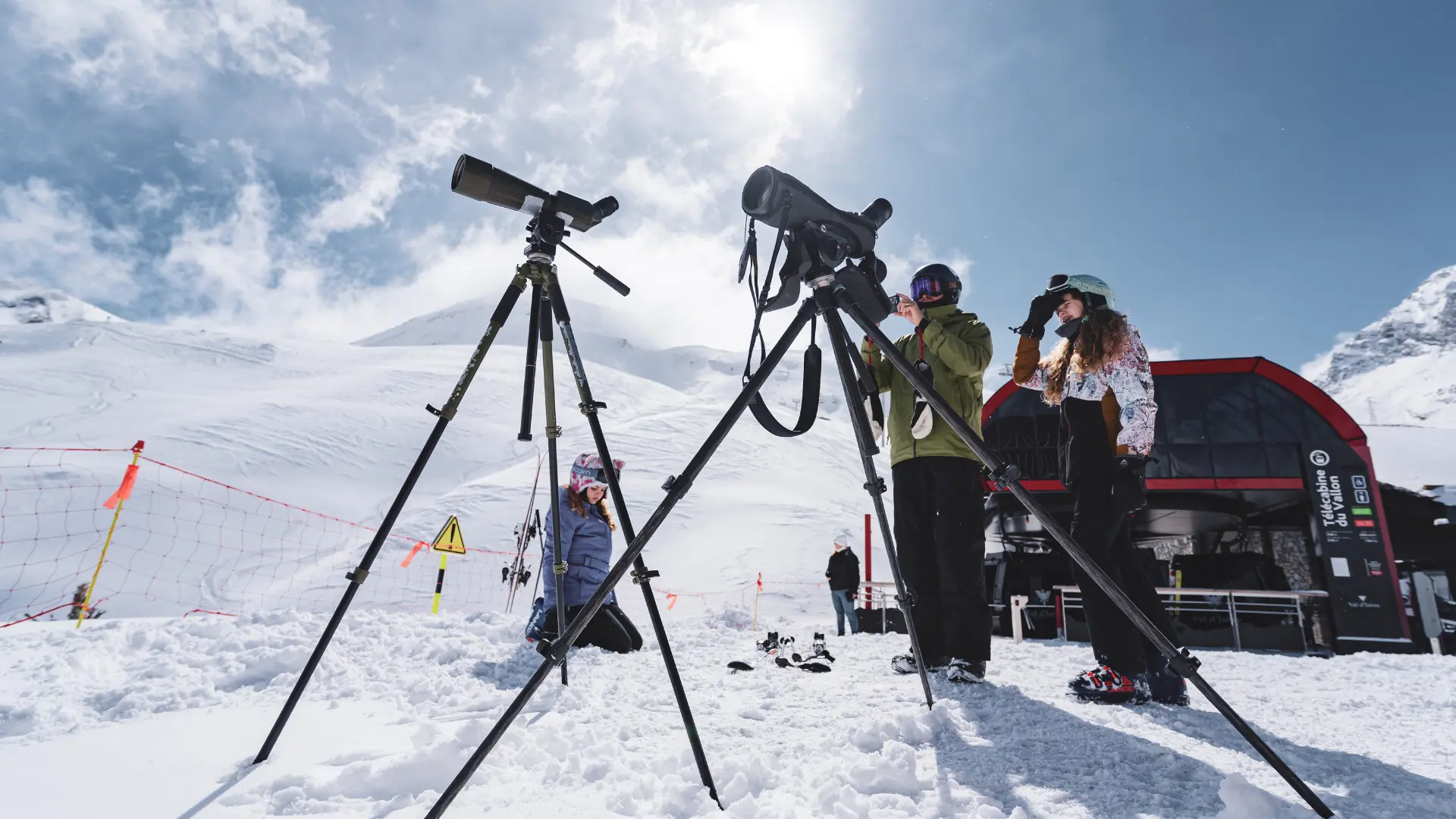 Observation de la faune hivernale à la longue-vue lors du rendez-vous avec les agents du Parc National de la Vanoise à Val d'Isère