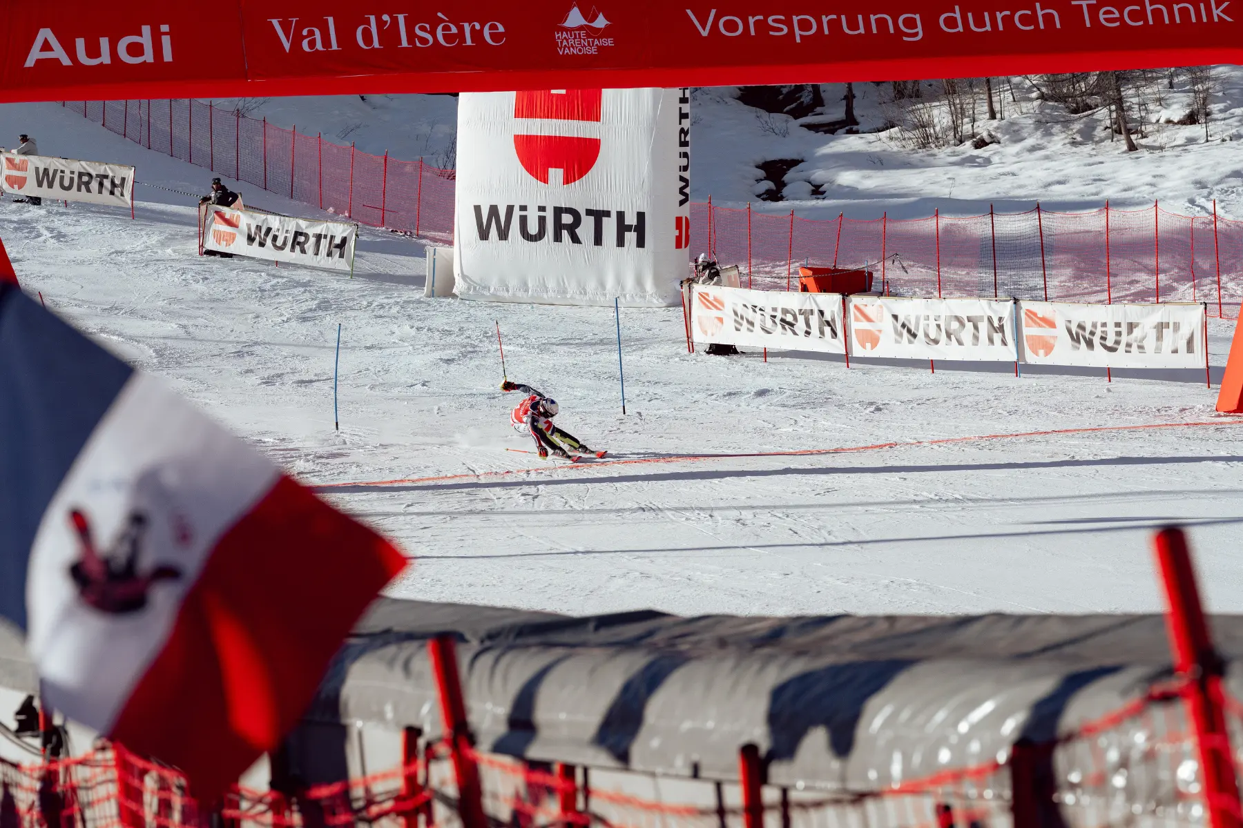 Arrivée d'un skieur lors de la coupe du monde de ski alpin Hommes (70ème Critérium)