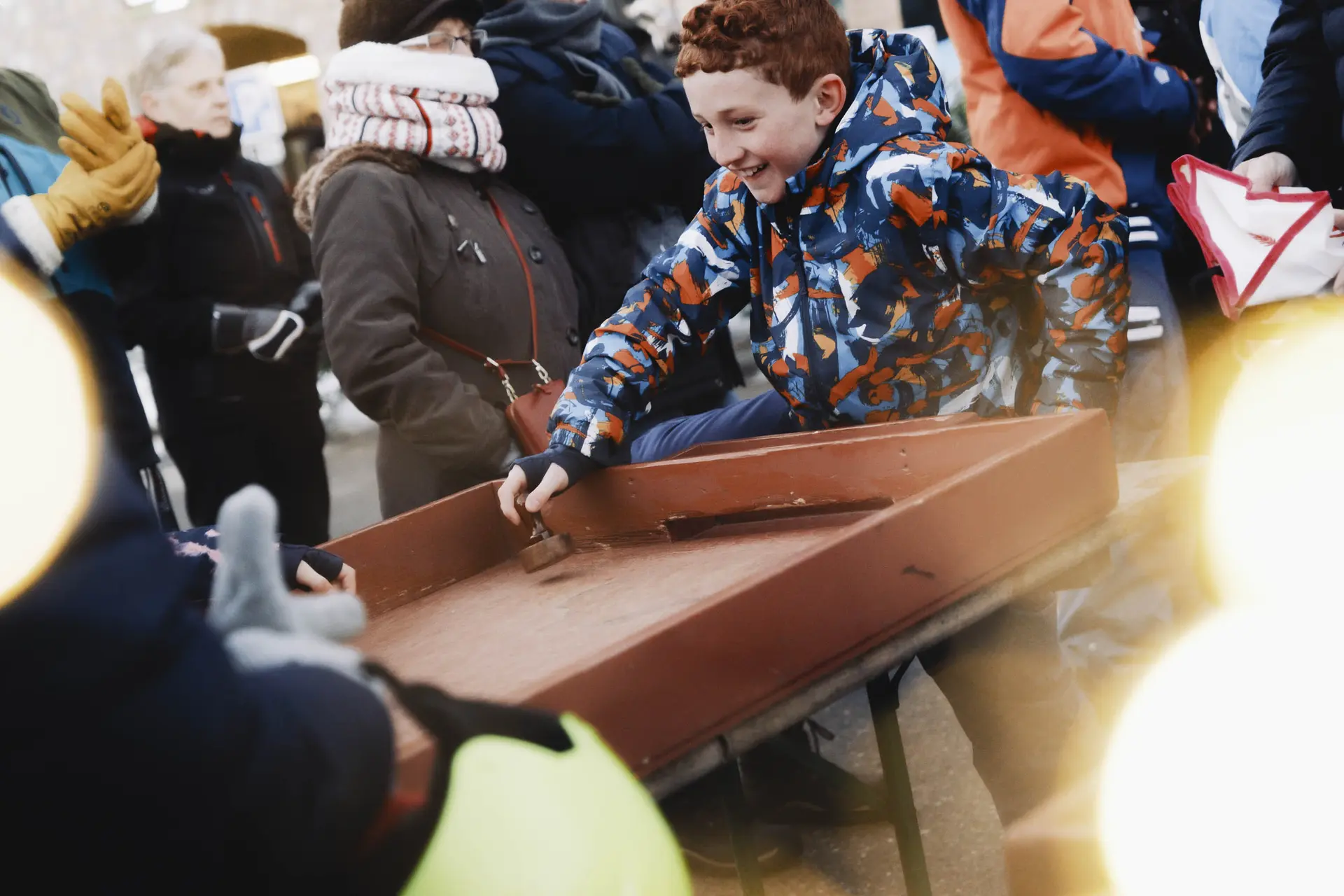 enfant jouant à un jeu en bois