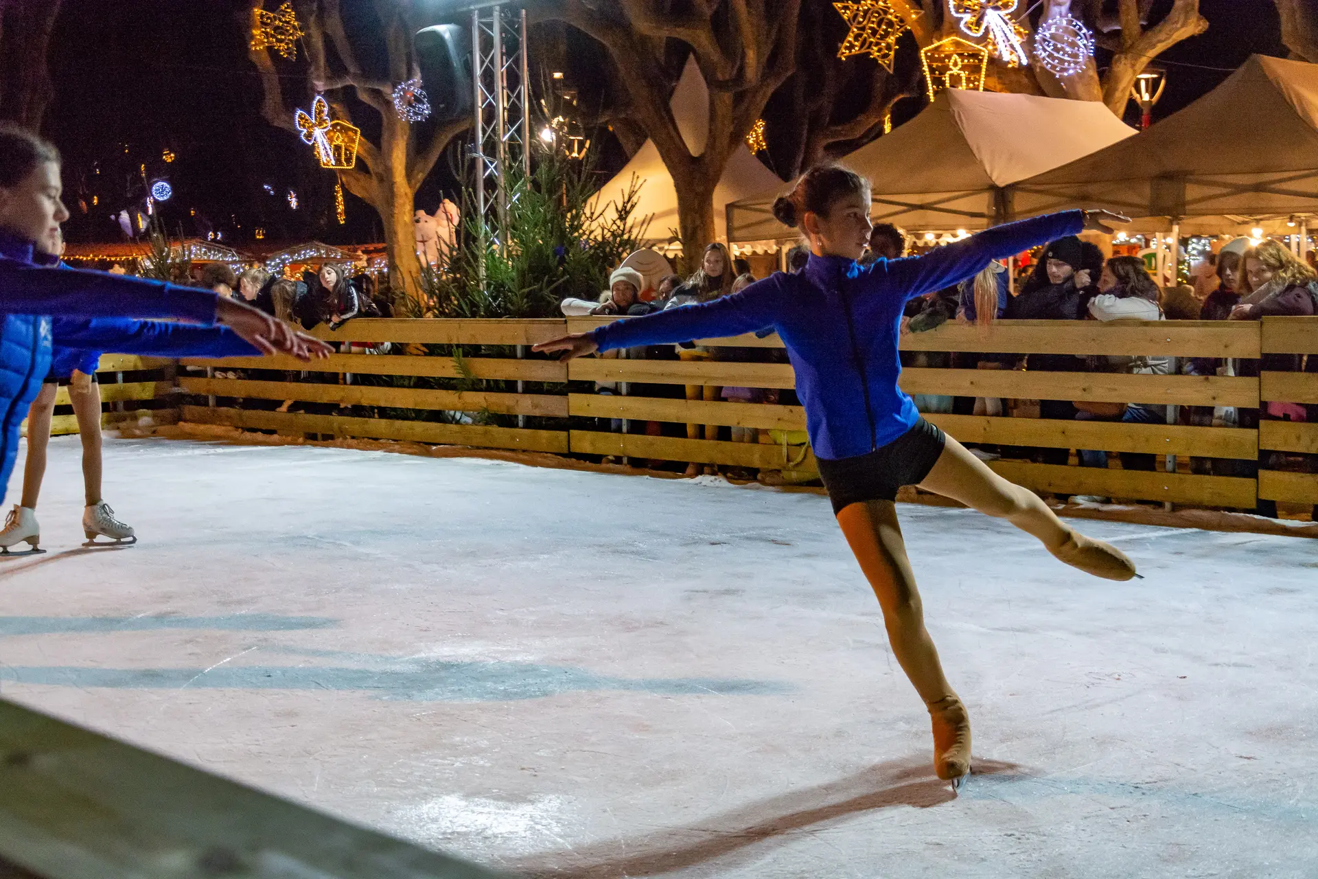 Spectacle de patinage artistique au village de Noël_Saint-Cyr-sur-Mer