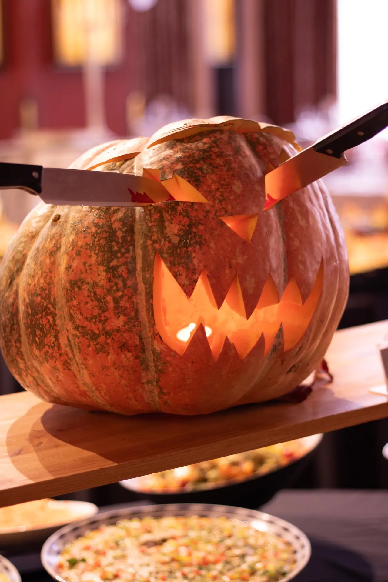 Courge sculptée avec deux couteaux
