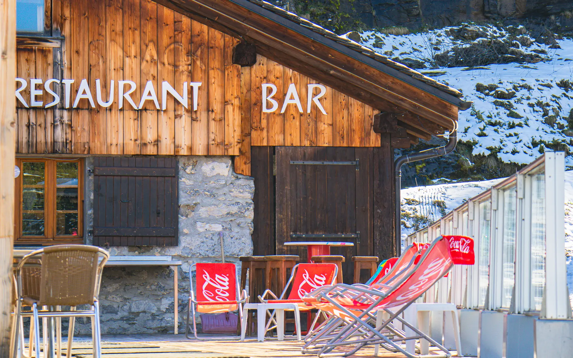 Terrasse avec chaises longues