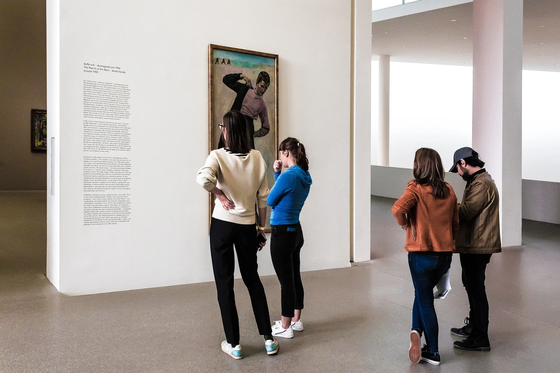 Photo non contractuelle où l'on voit 4 visiteurs en train d'admirer une oeuvre