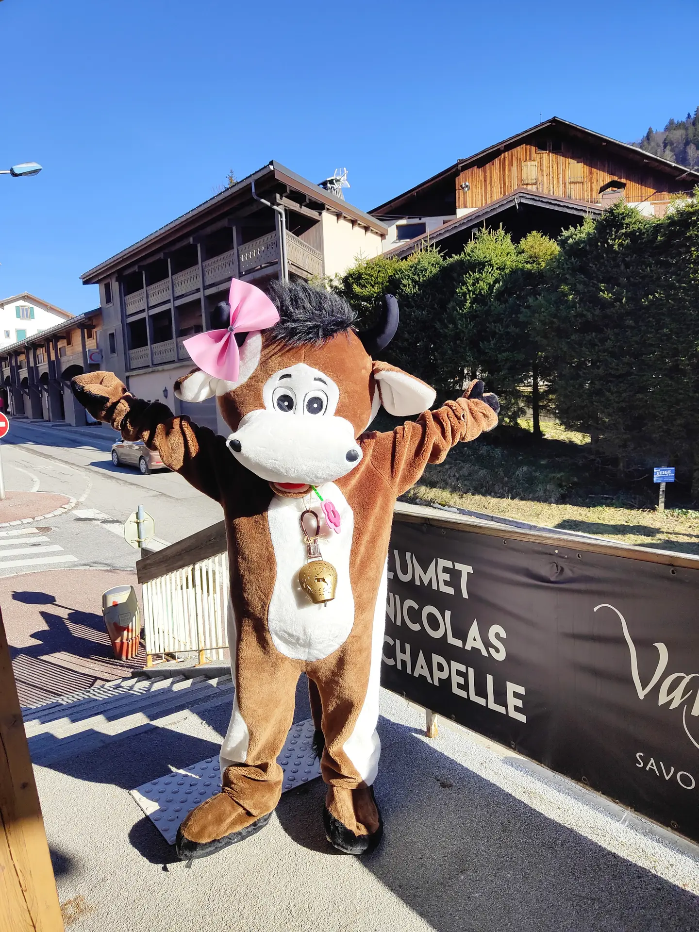 Pistache devant l'office de tourisme