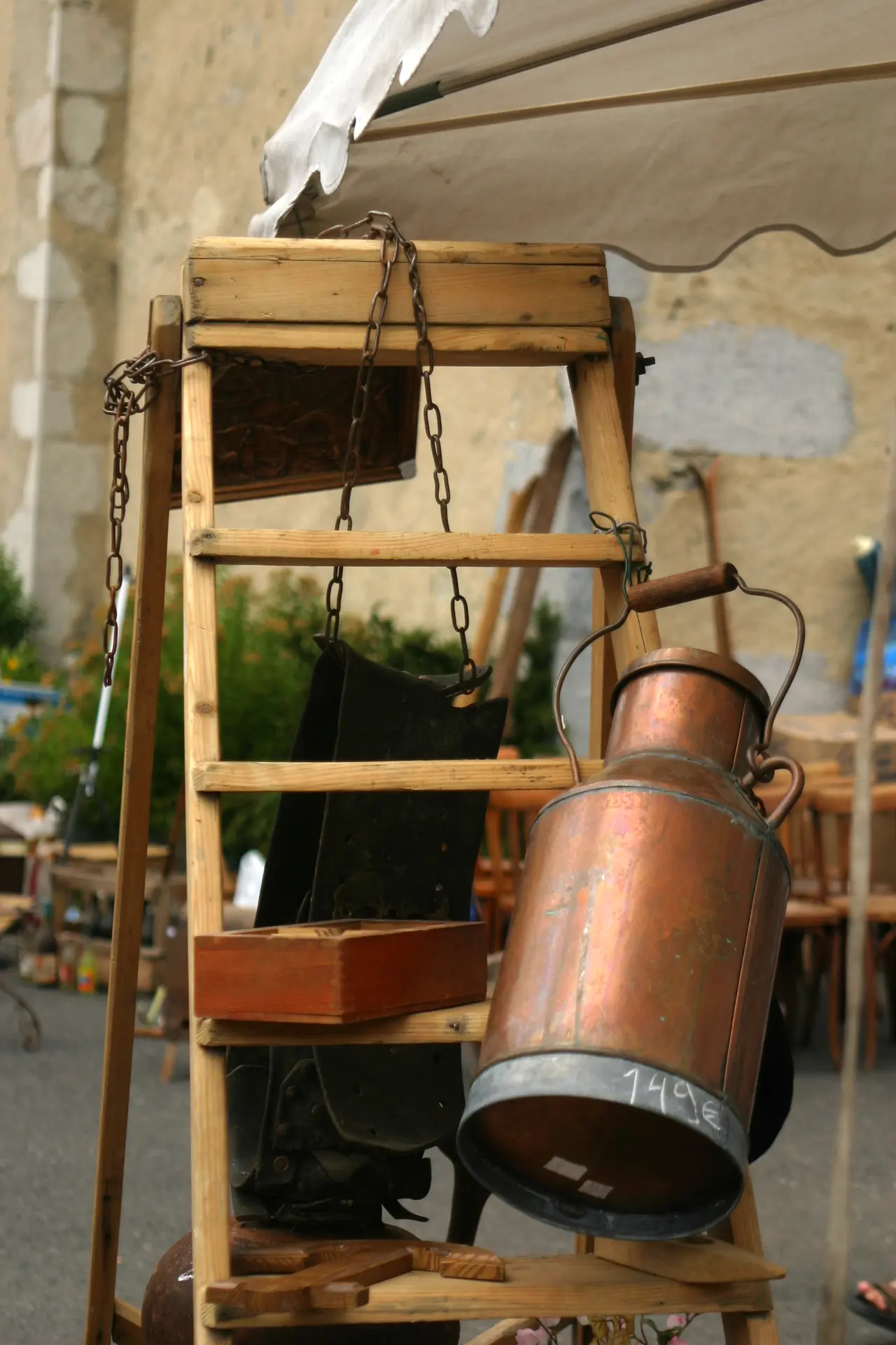stand brocante boille à lait cuivre