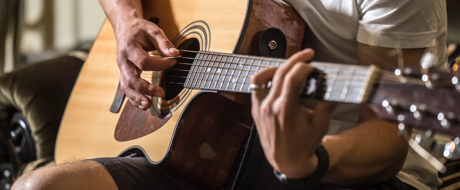 Un homme jouant de la guitare acoustique