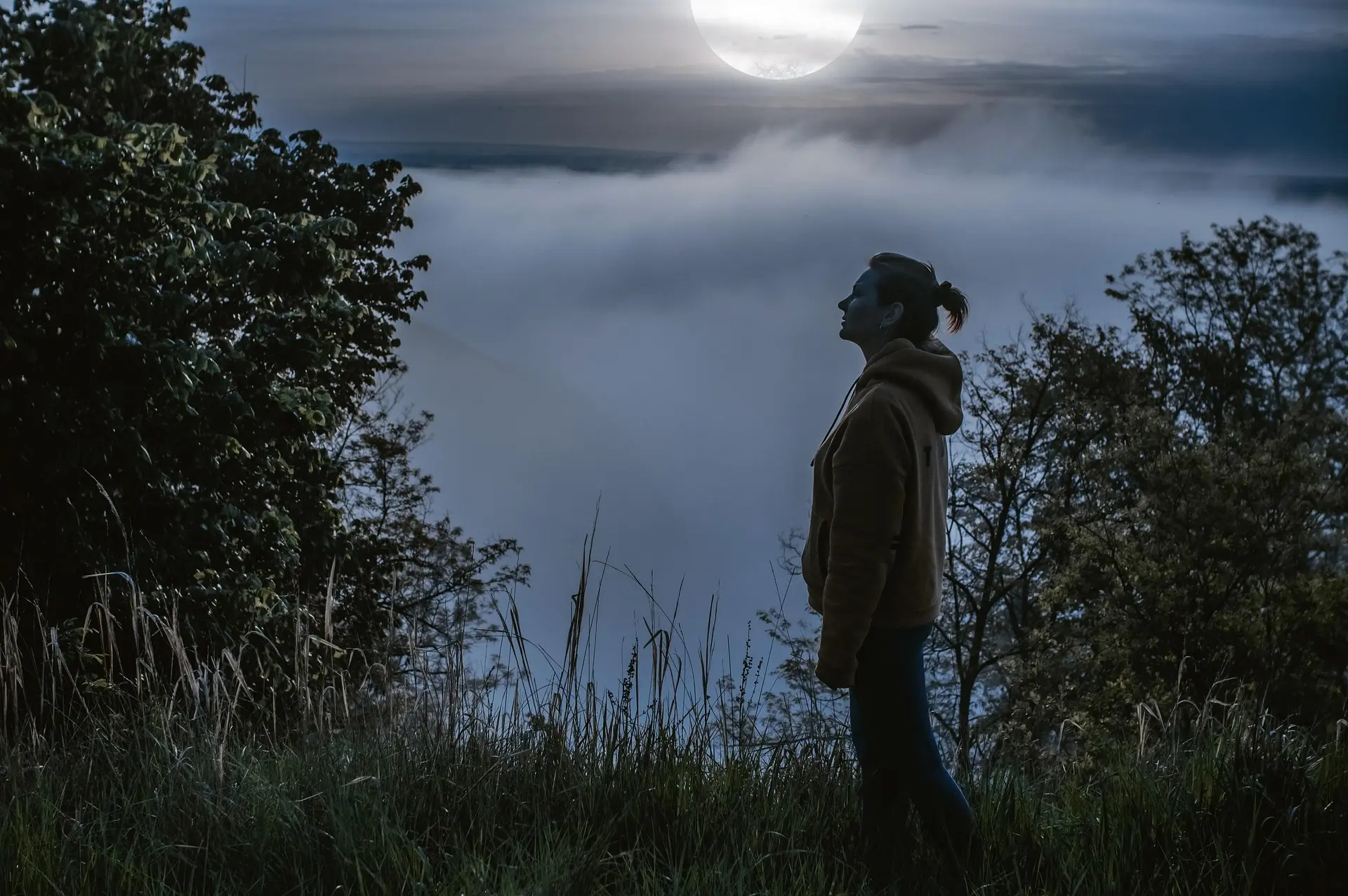 Photo non contractuelle d'une personne se promenant à la tombée de la nuit