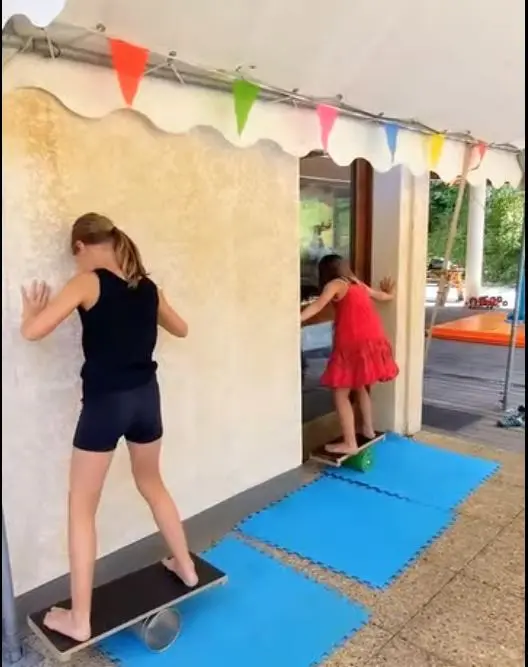 Enfants qui font un atelier d'équilibre