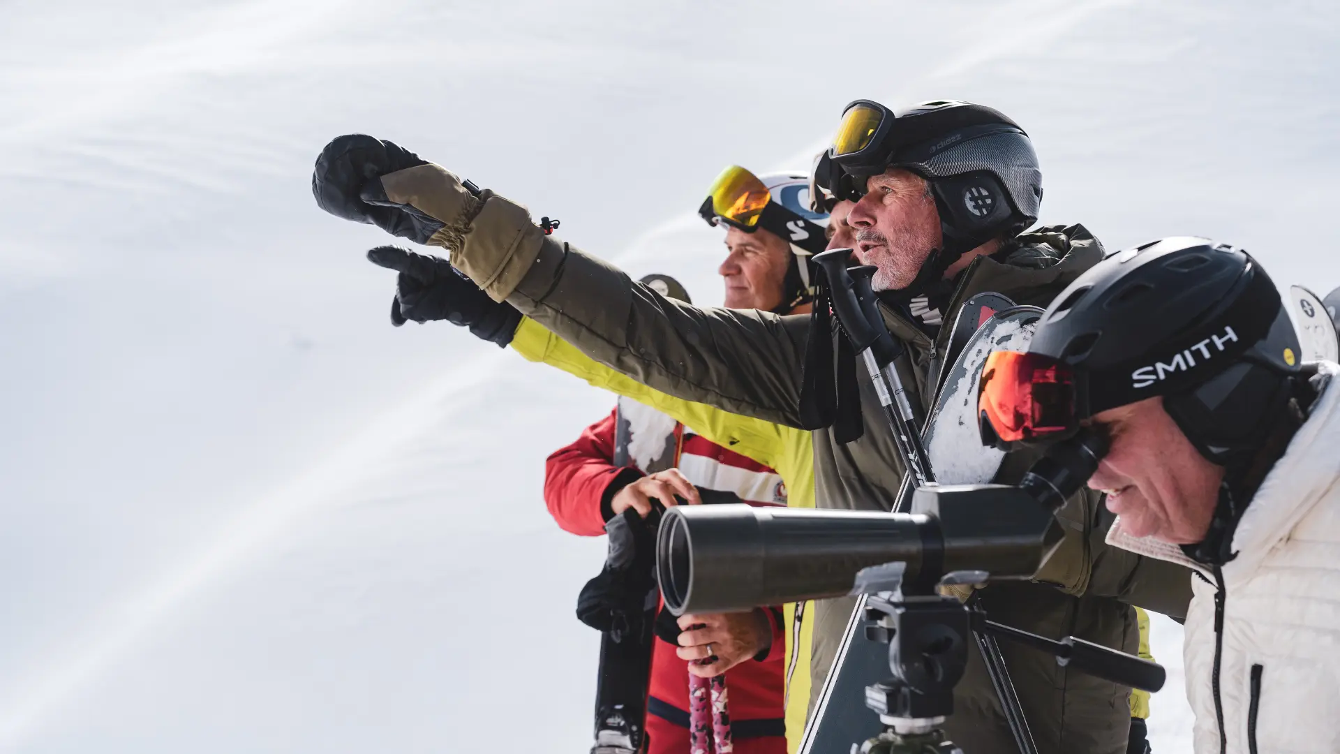 Observation de la faune hivernale à la longue-vue lors du rendez-vous avec les agents du Parc National de la Vanoise à Val d'Isère
