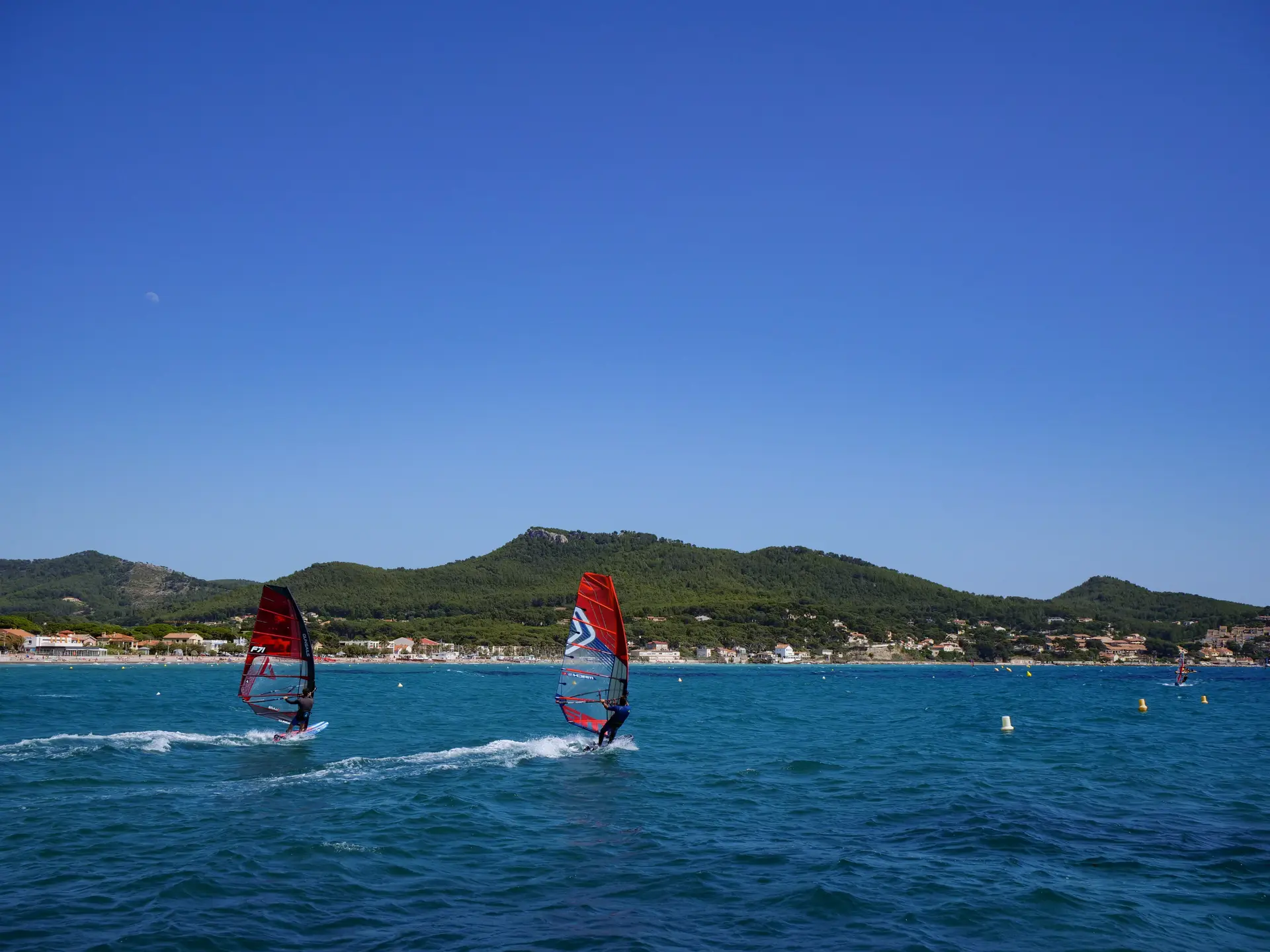 planches à voiles dans la baie des Lecques
