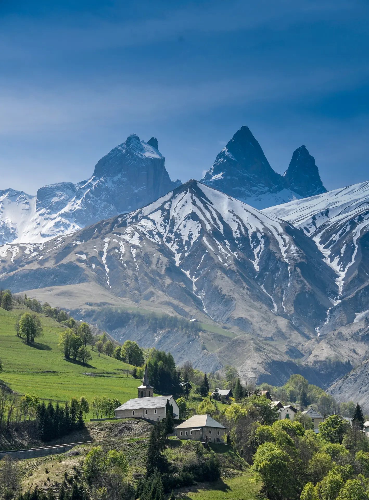 Église de Montrond avec les Aiguilles en fond