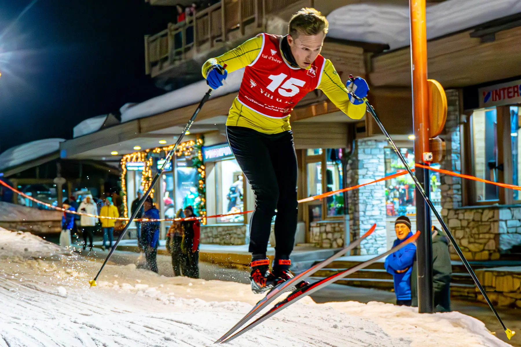 Skieur lors de la cours de ski de fond nocturne à Val d'Isère