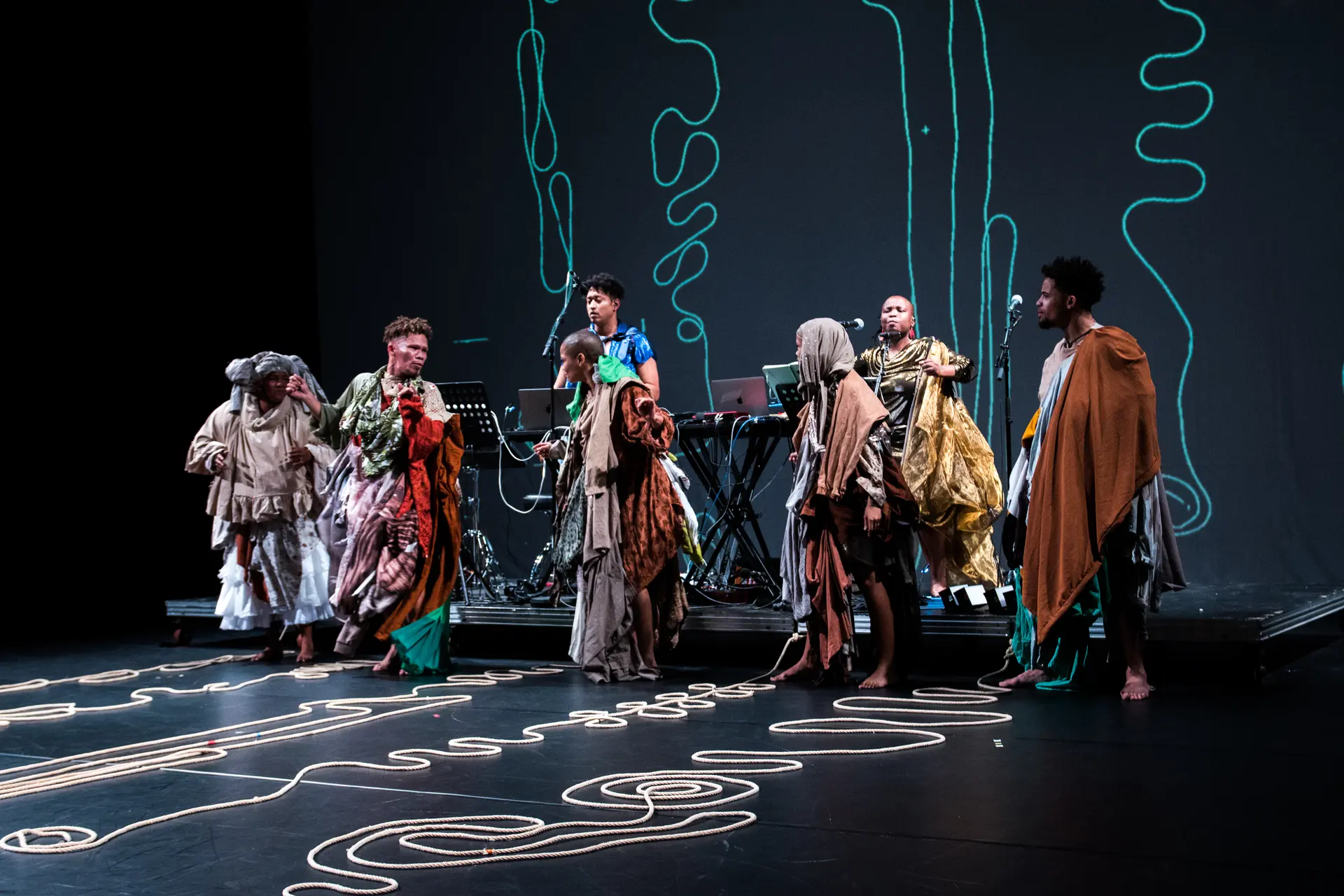 Robin Orlin avec Garage Dance Ensemble et uKhoiKhoi - …How in salts desert is it possible to blossom…_Grasse
