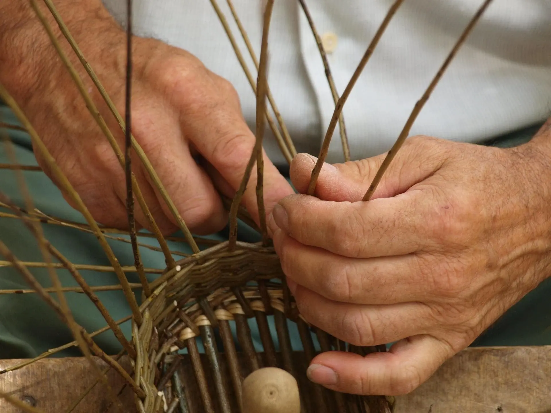 Fabrication d'un panier en osier