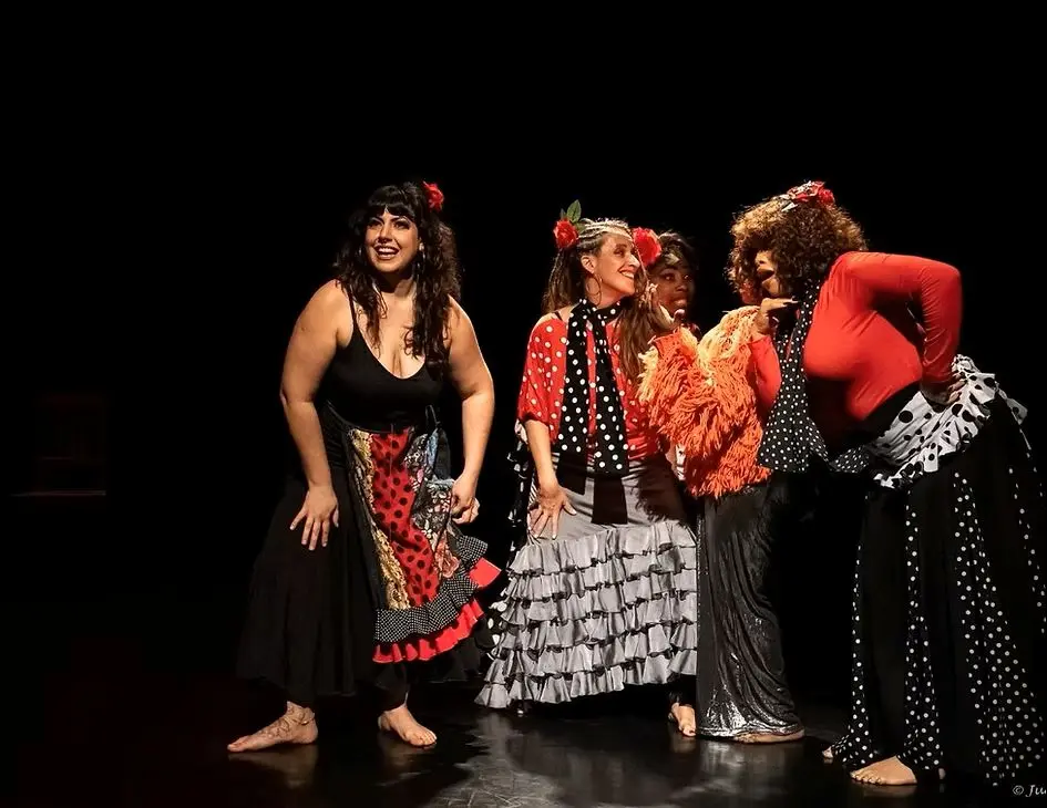 femmes en tenues de flamenco sur scène