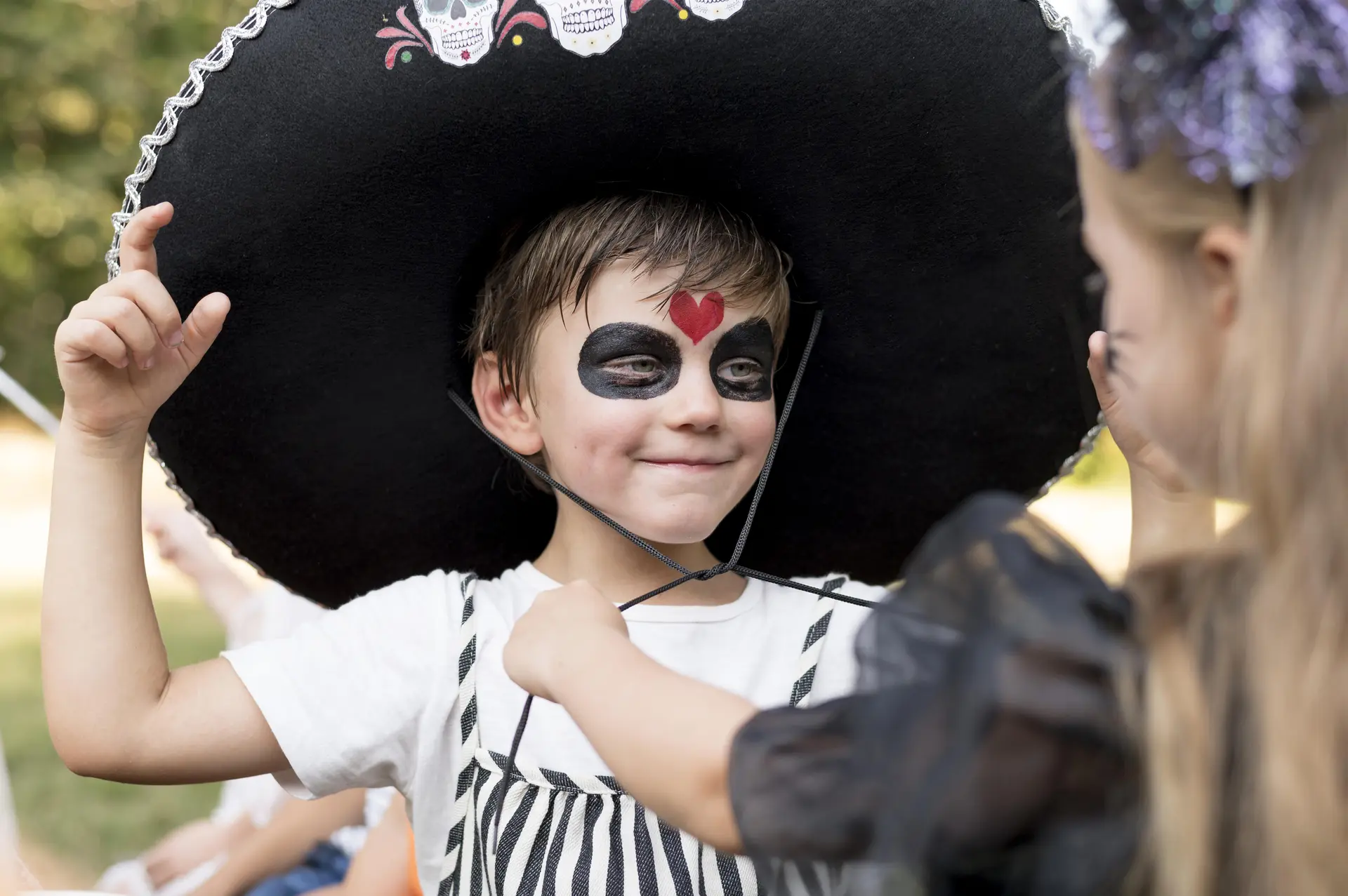 Garçon maquillé pour Halloween