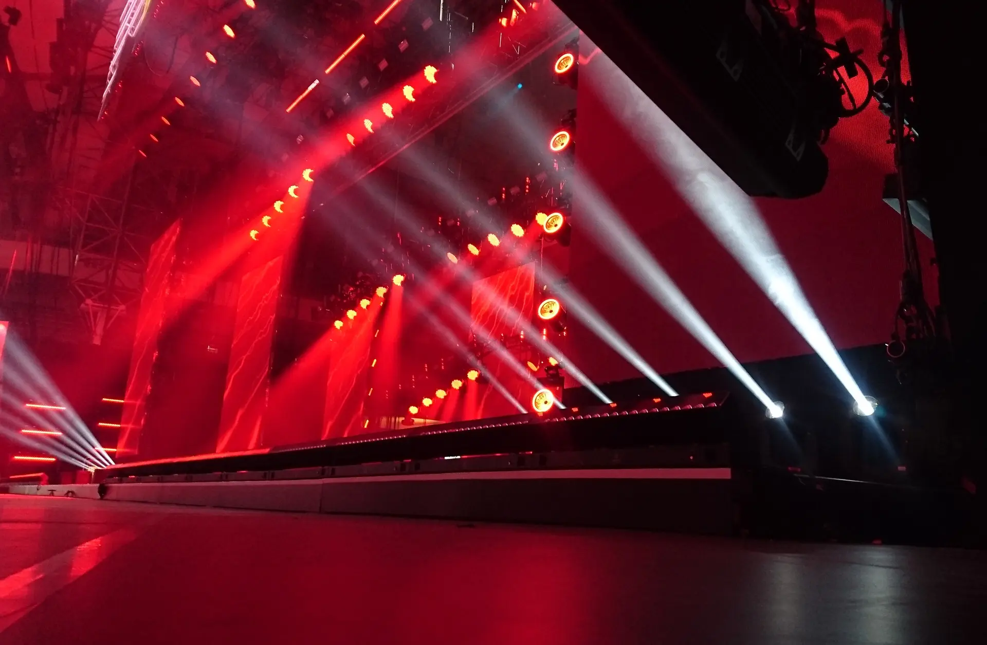Photo représentant une scène de spectacle avec des projectreurs