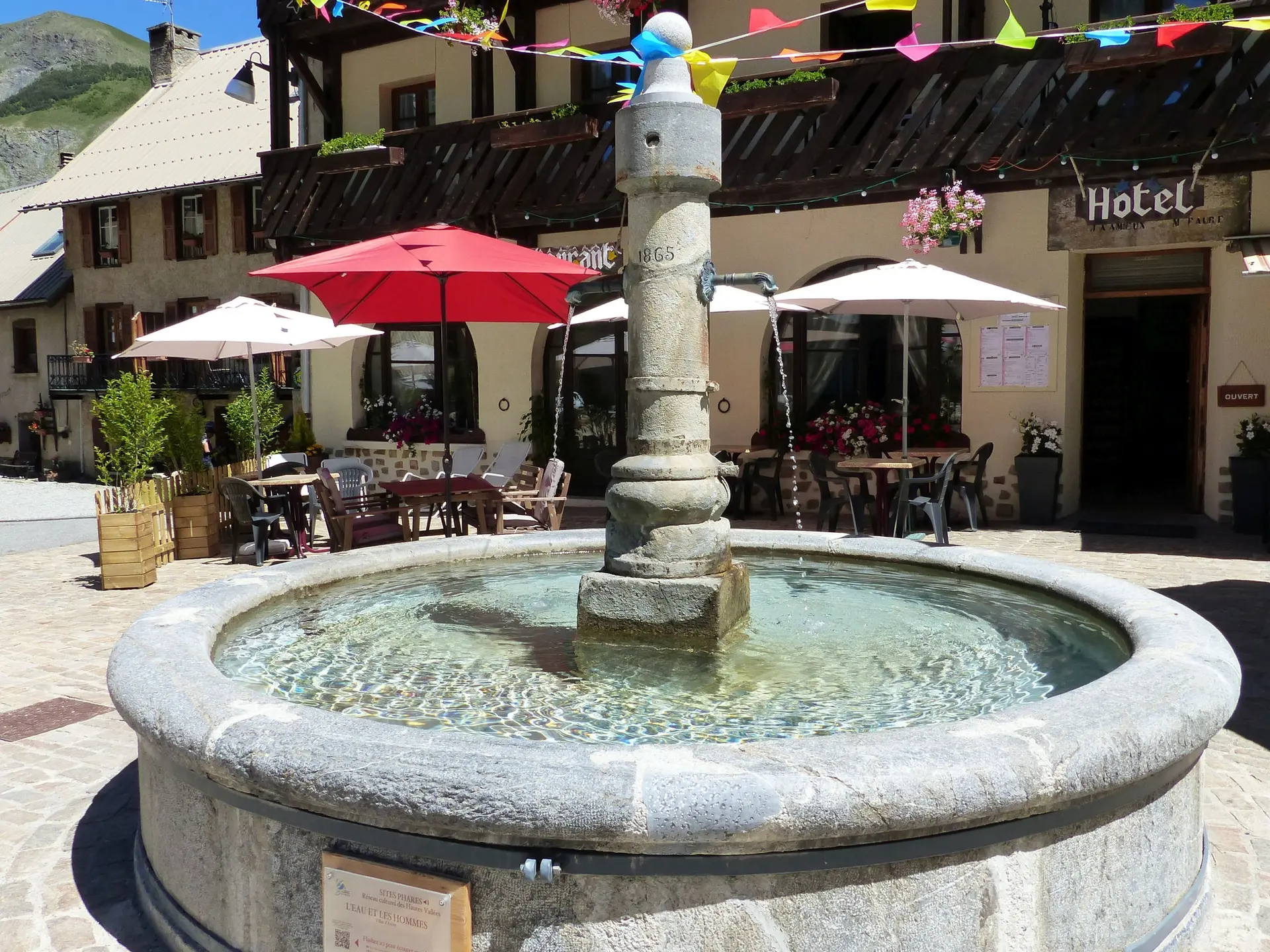 Fontaine de la place du village de Villar d'arene