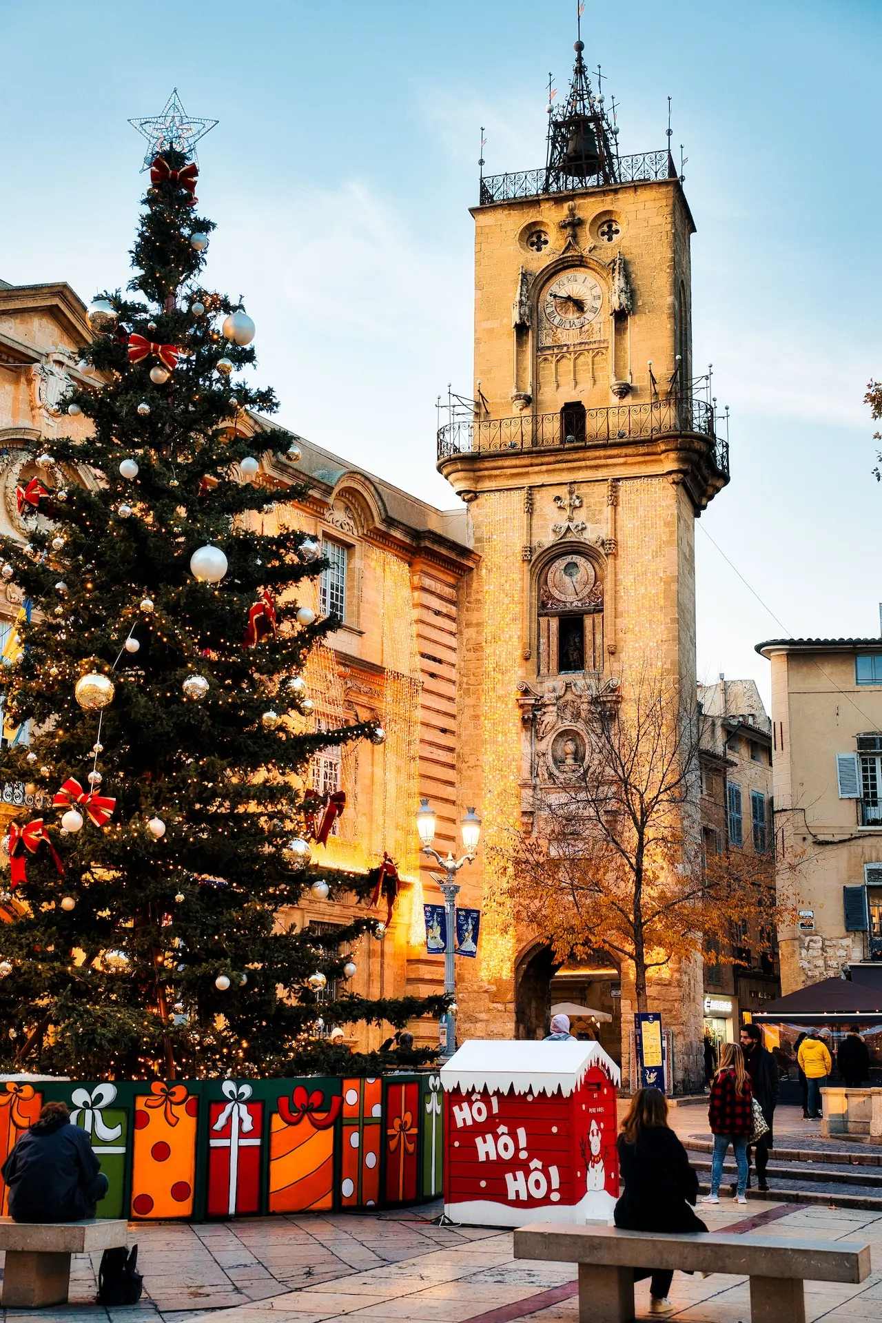 Sapin de Noël et boite aux lettres du Père Noël