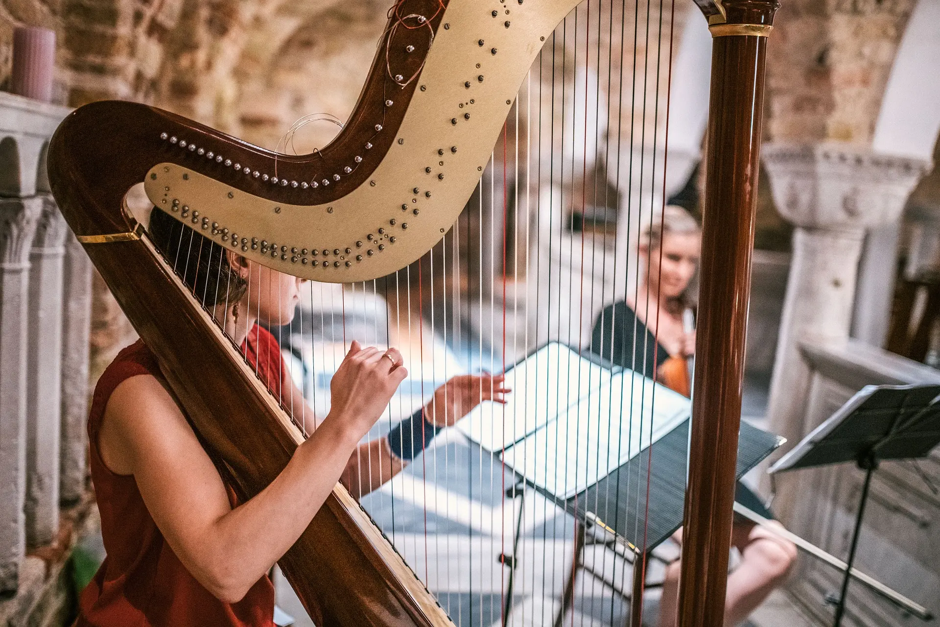 Photo non contractuelle avec une musicienne jouant de la Harpe