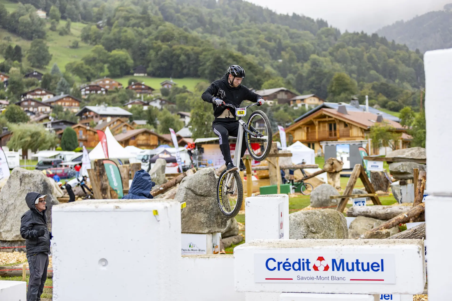 Coureur sur obstacle bloc