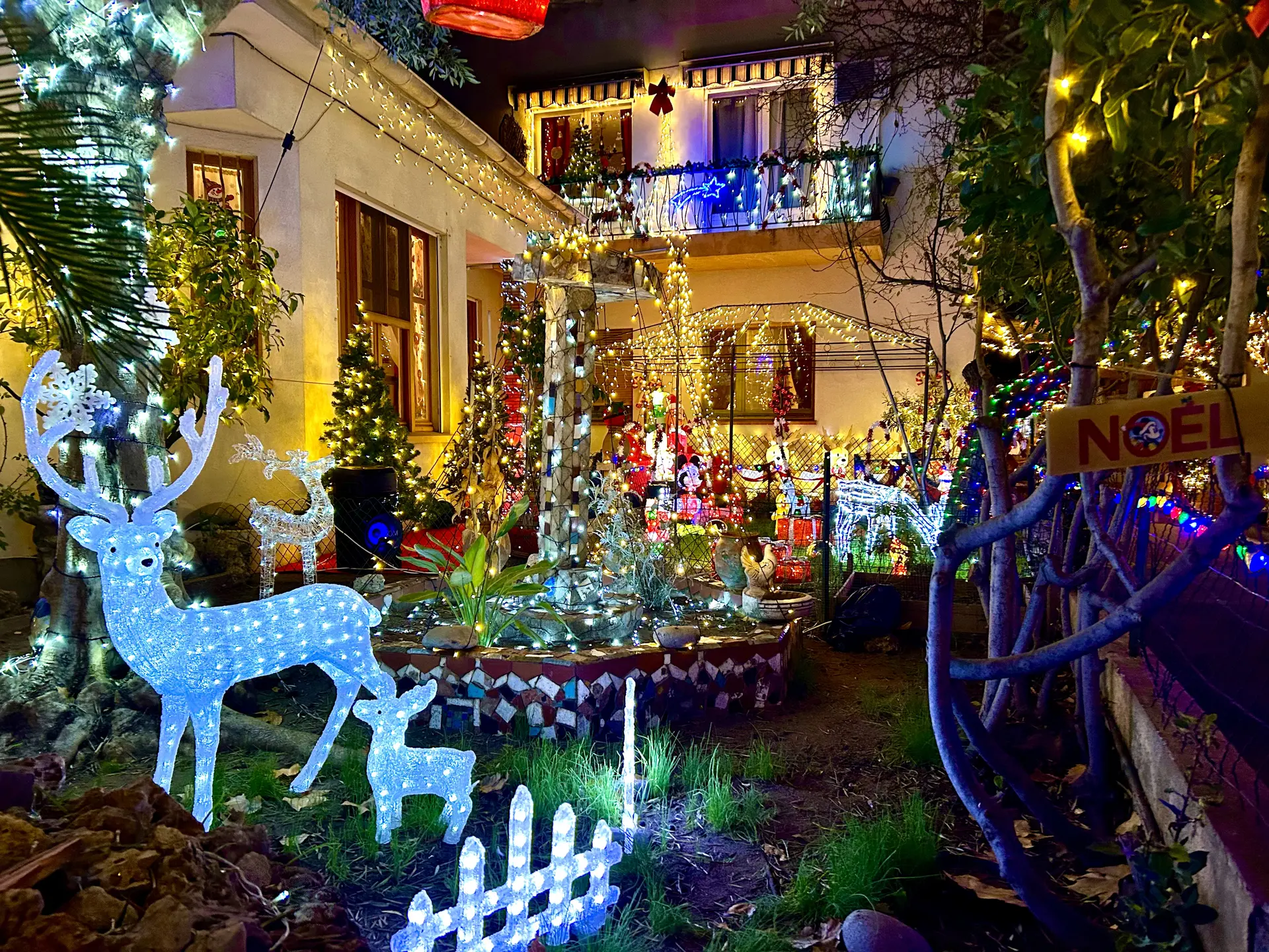 Maison illuminée - Le Refuge de Noël Fréjus