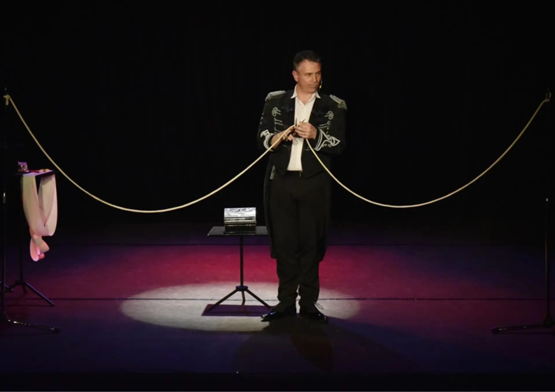 De goochelaar tijdens de show