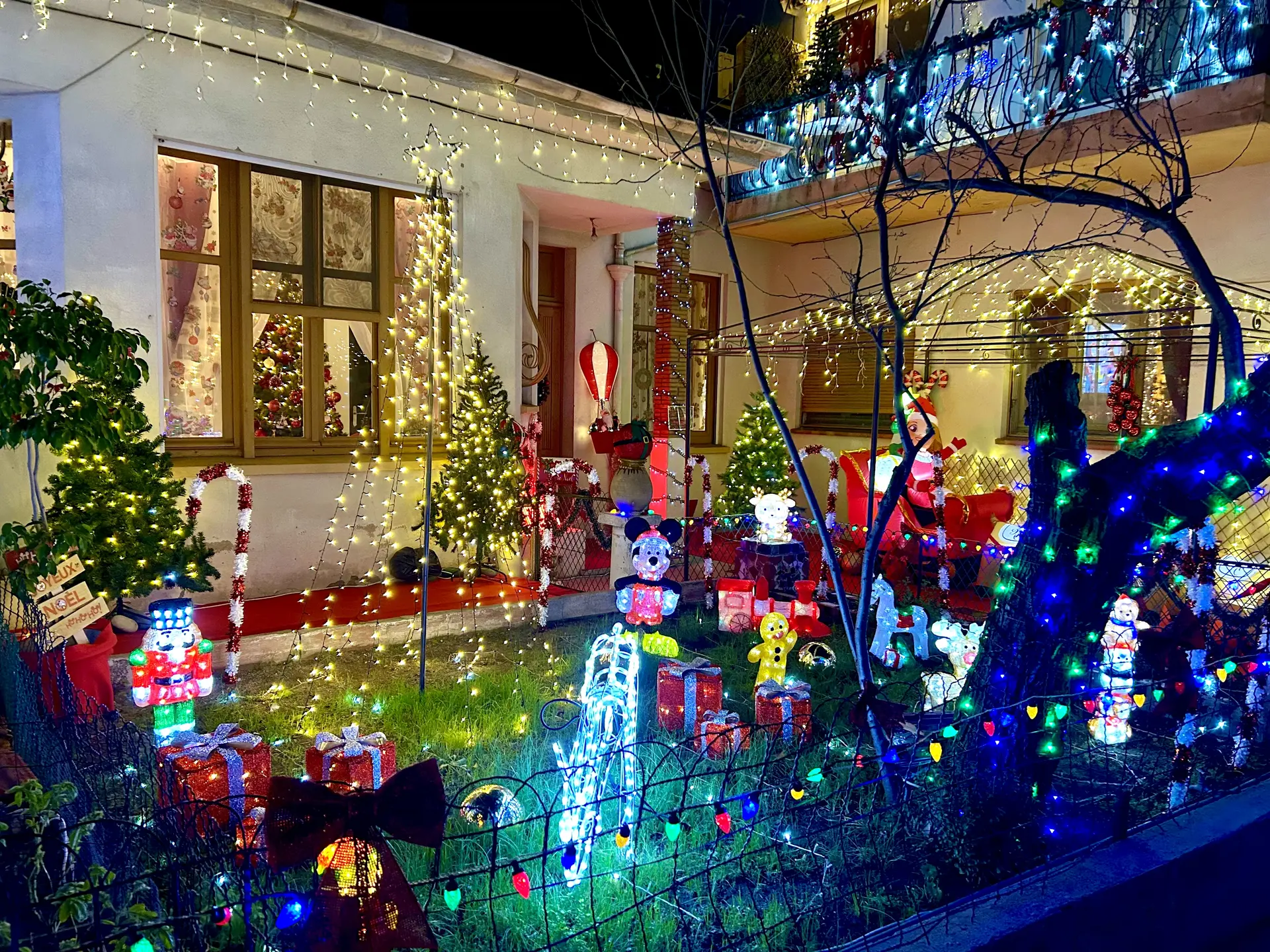 Maison illuminée - Le Refuge de Noël Fréjus