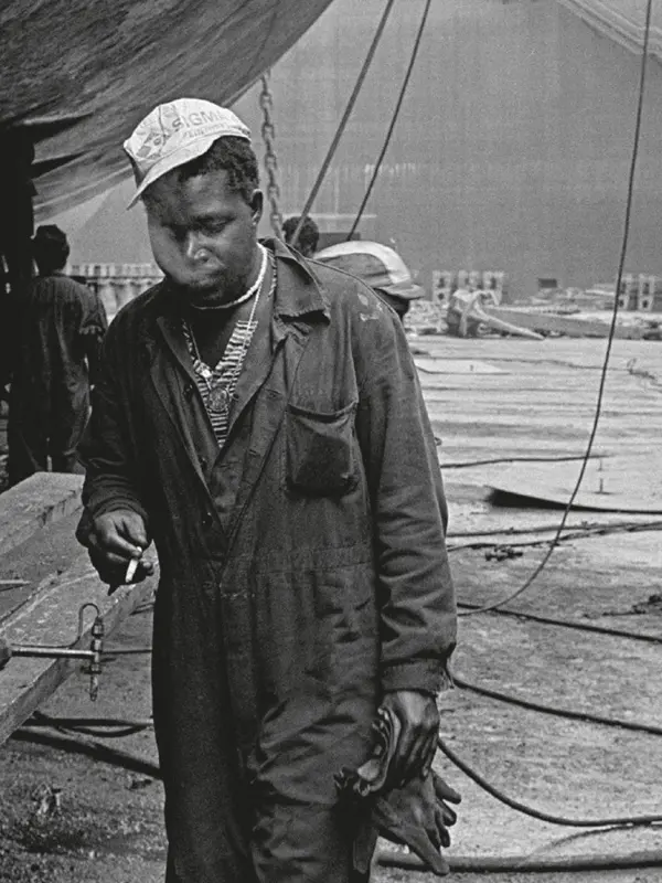 Marseille, porte du monde ? © N°69 Pierre CIOT, Marseille le 10 septembre 1978. Ouvrier soudeur au fond d'une forme de réparation navale.