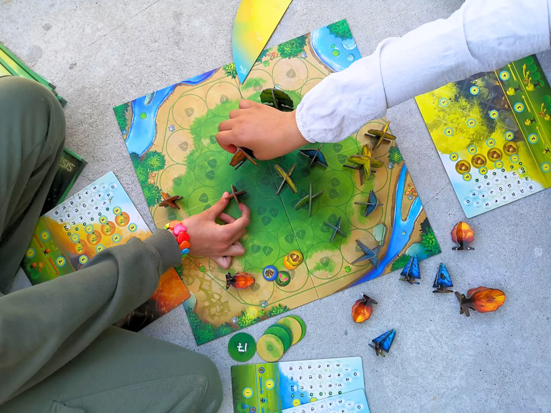 2 enfants jouent à un jeu de société