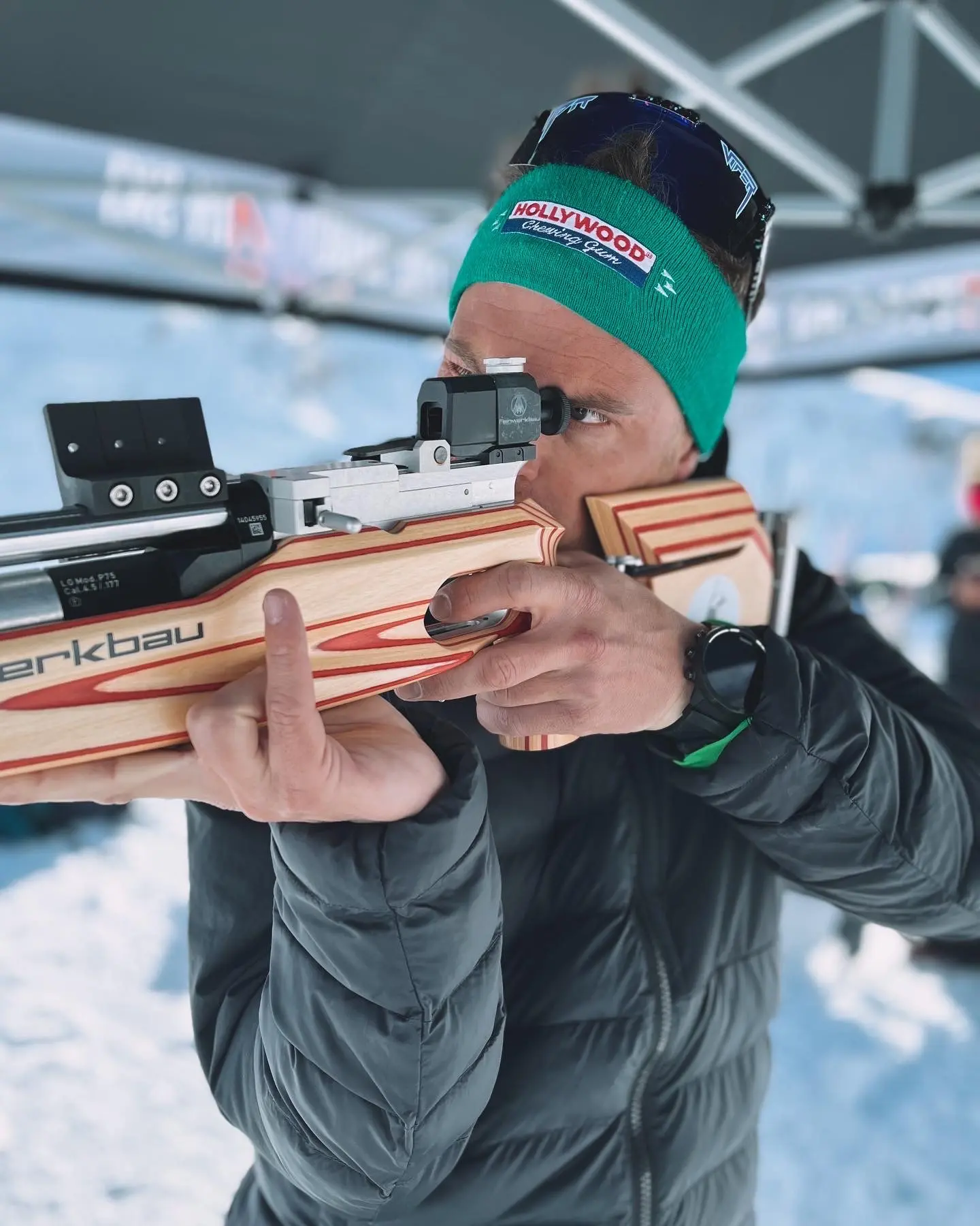 Personne tirant à la carabine au biathlon