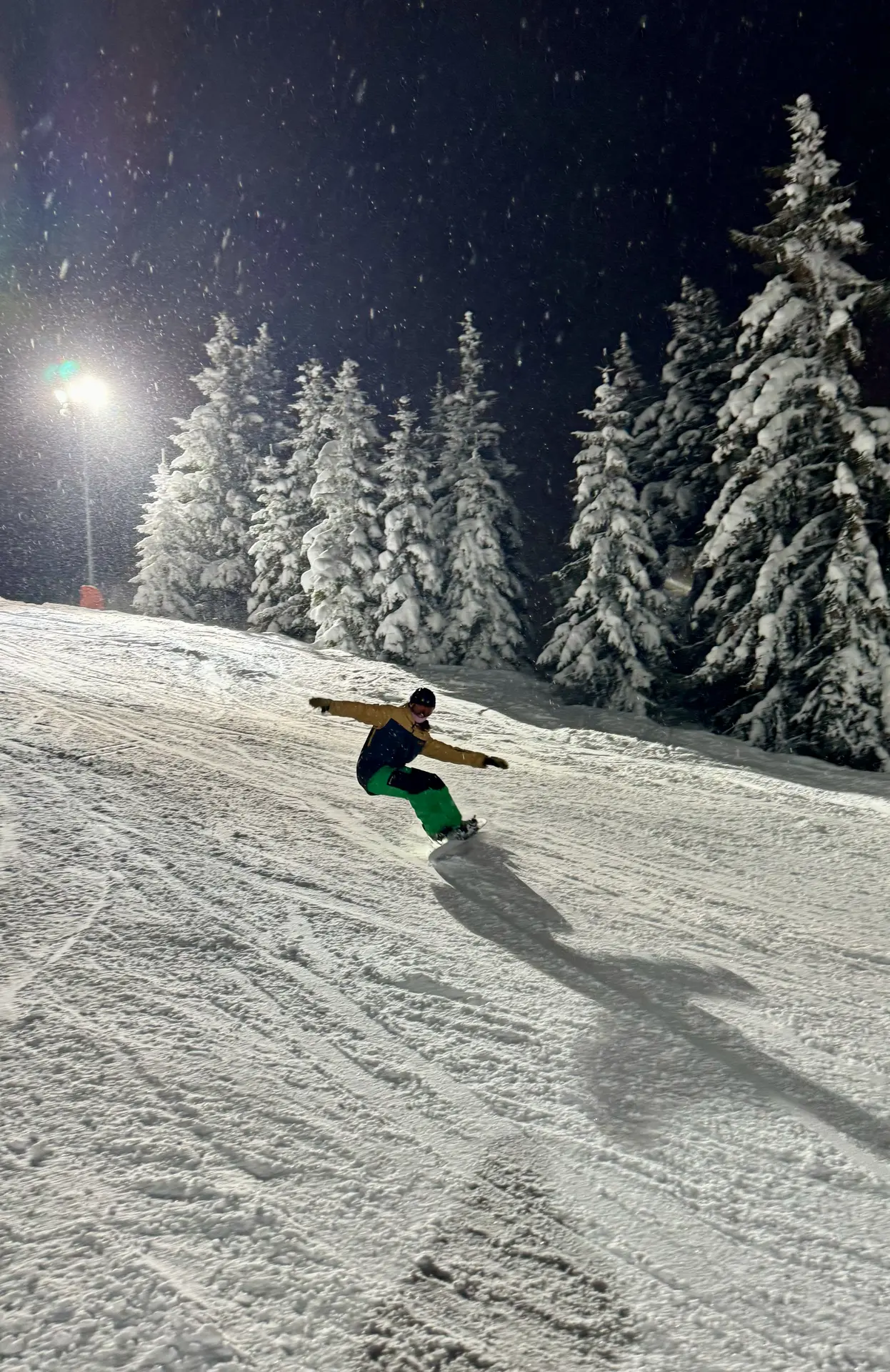 Skieur sur piste de ski nocturne élcairée