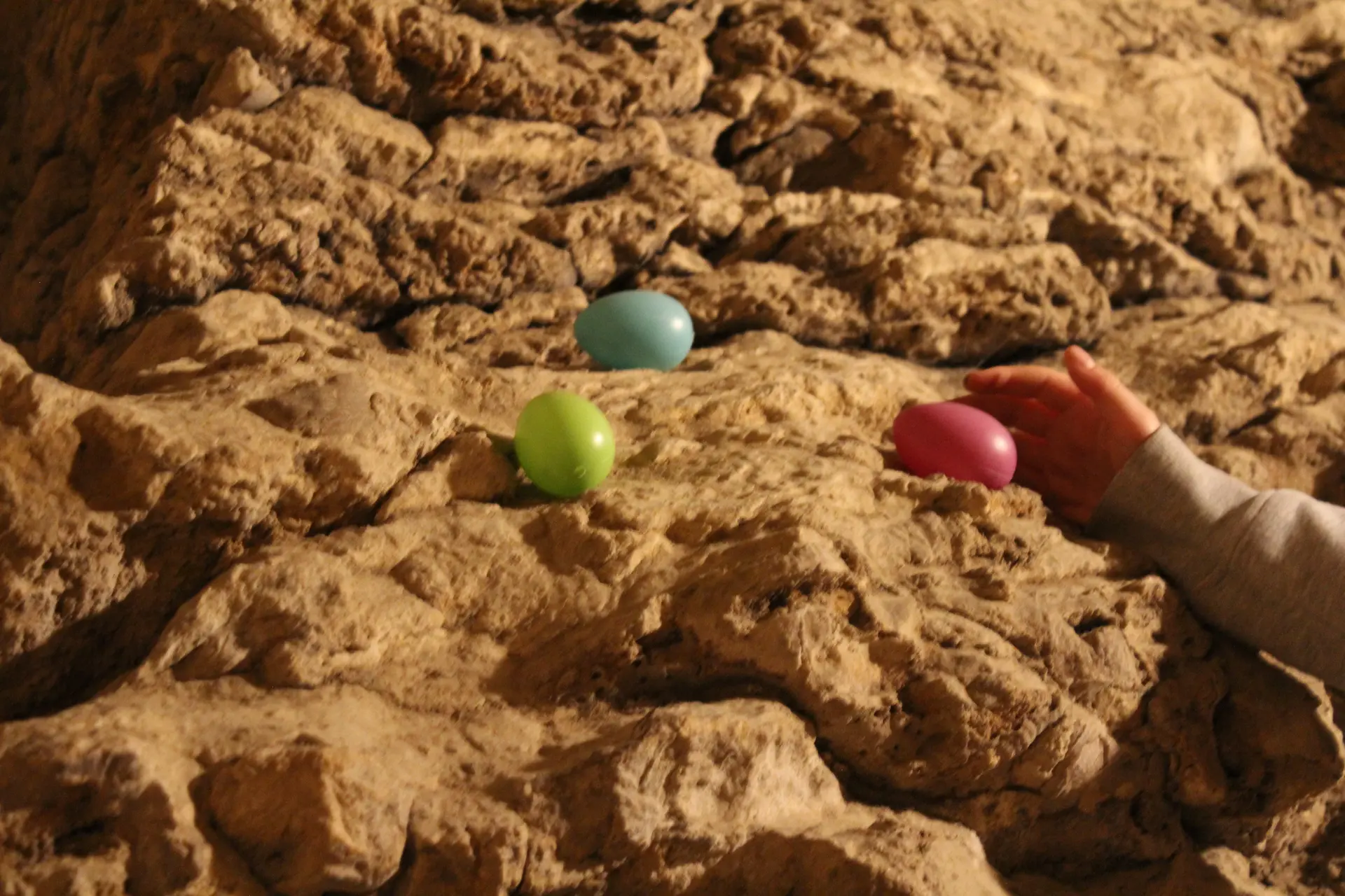 Main d'enfant attrapant un oeuf de Pâques