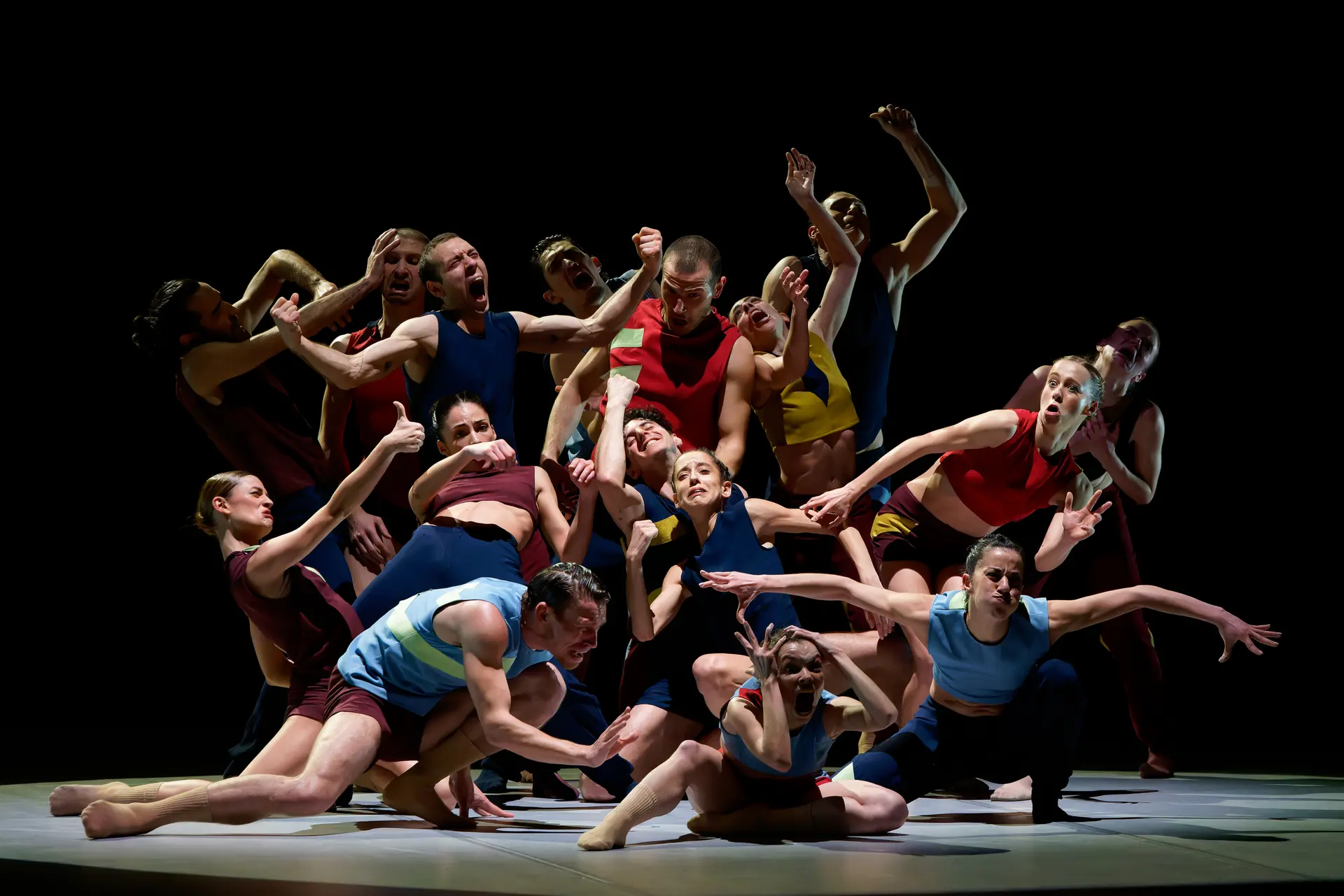 7 - Aterballetto - Rhapsody in blue © Christophe Bernard