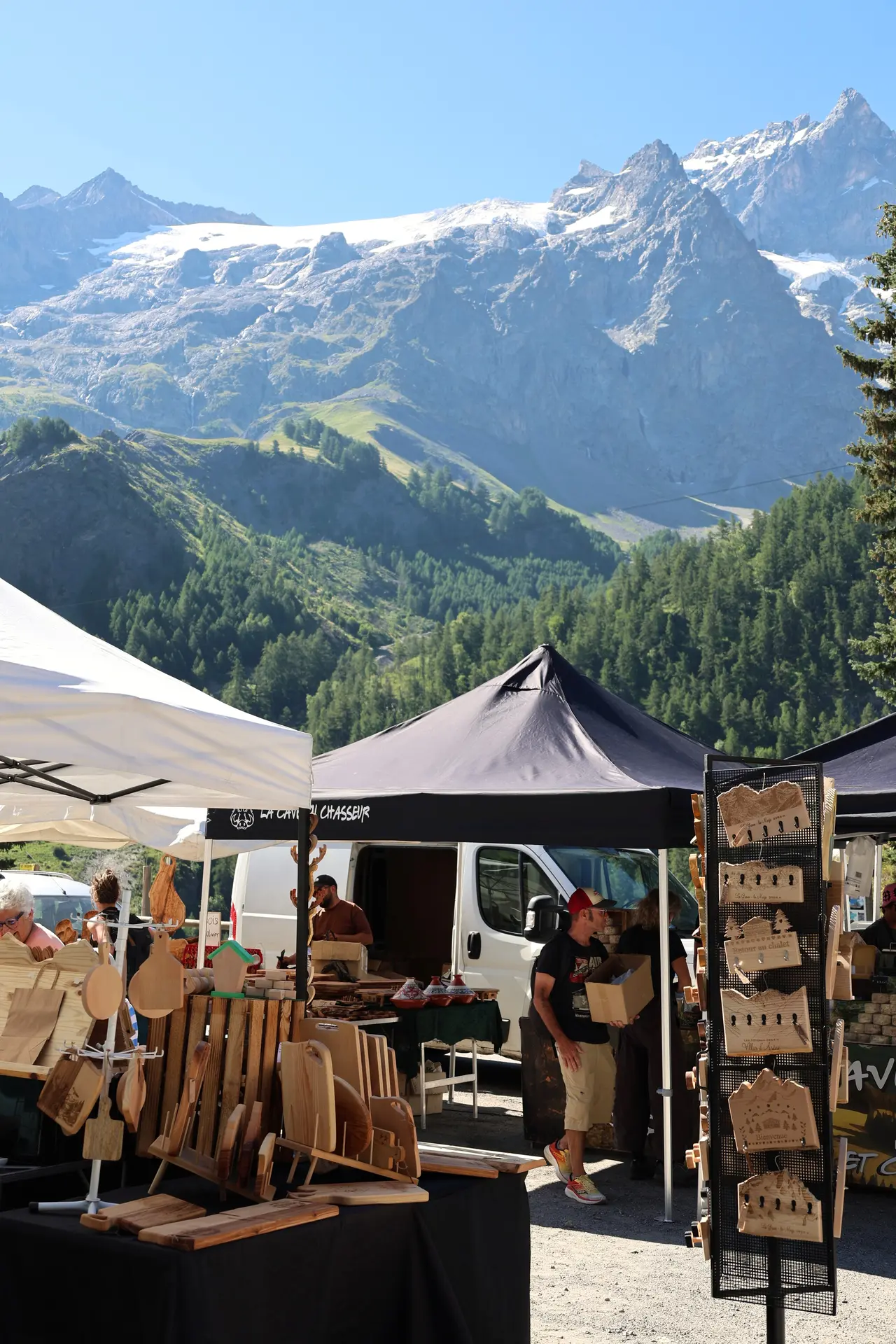Au pied de la Meije, le marché de la Grave