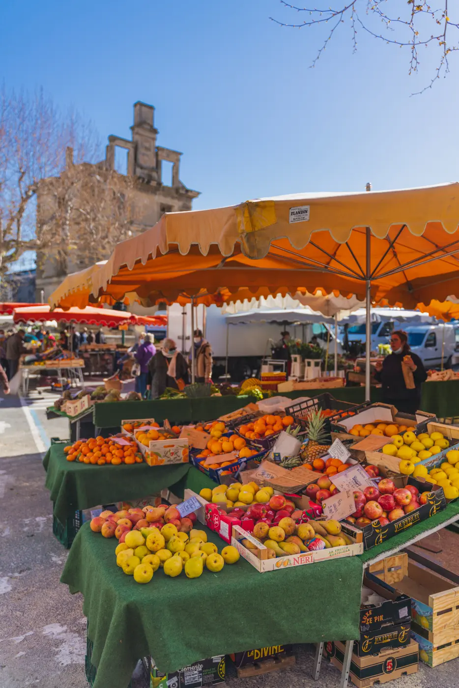 Marché regulier de la Tour d'Aigues