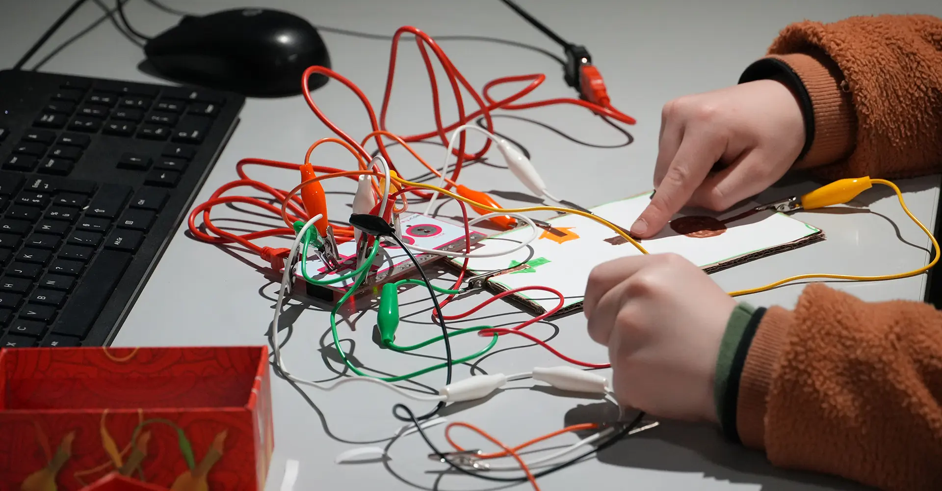Un enfant teste le dispositif