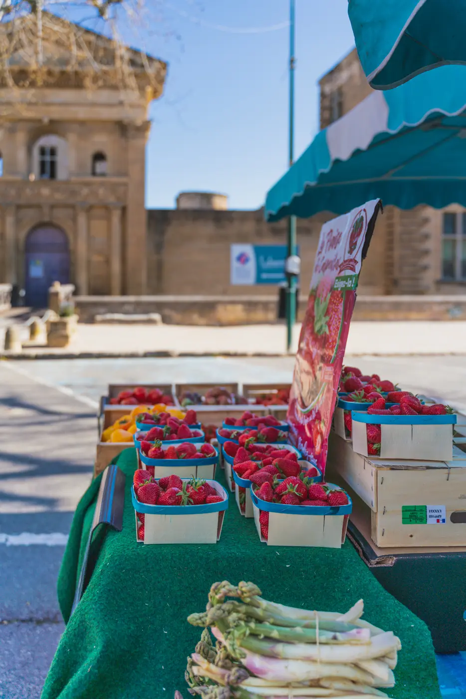 Marché regulier de la Tour d'Aigues