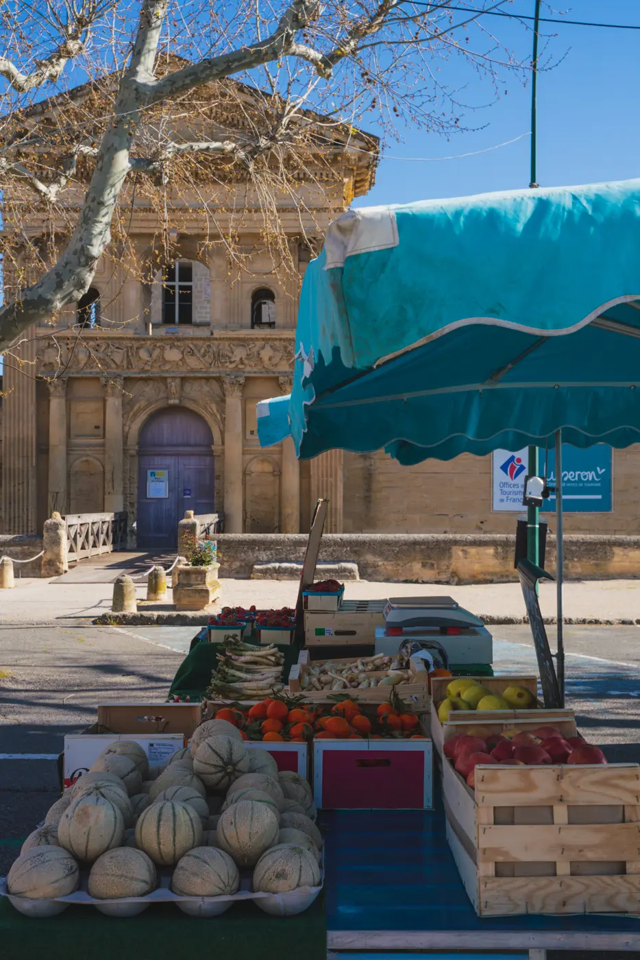 Marché regulier de la Tour d'Aigues