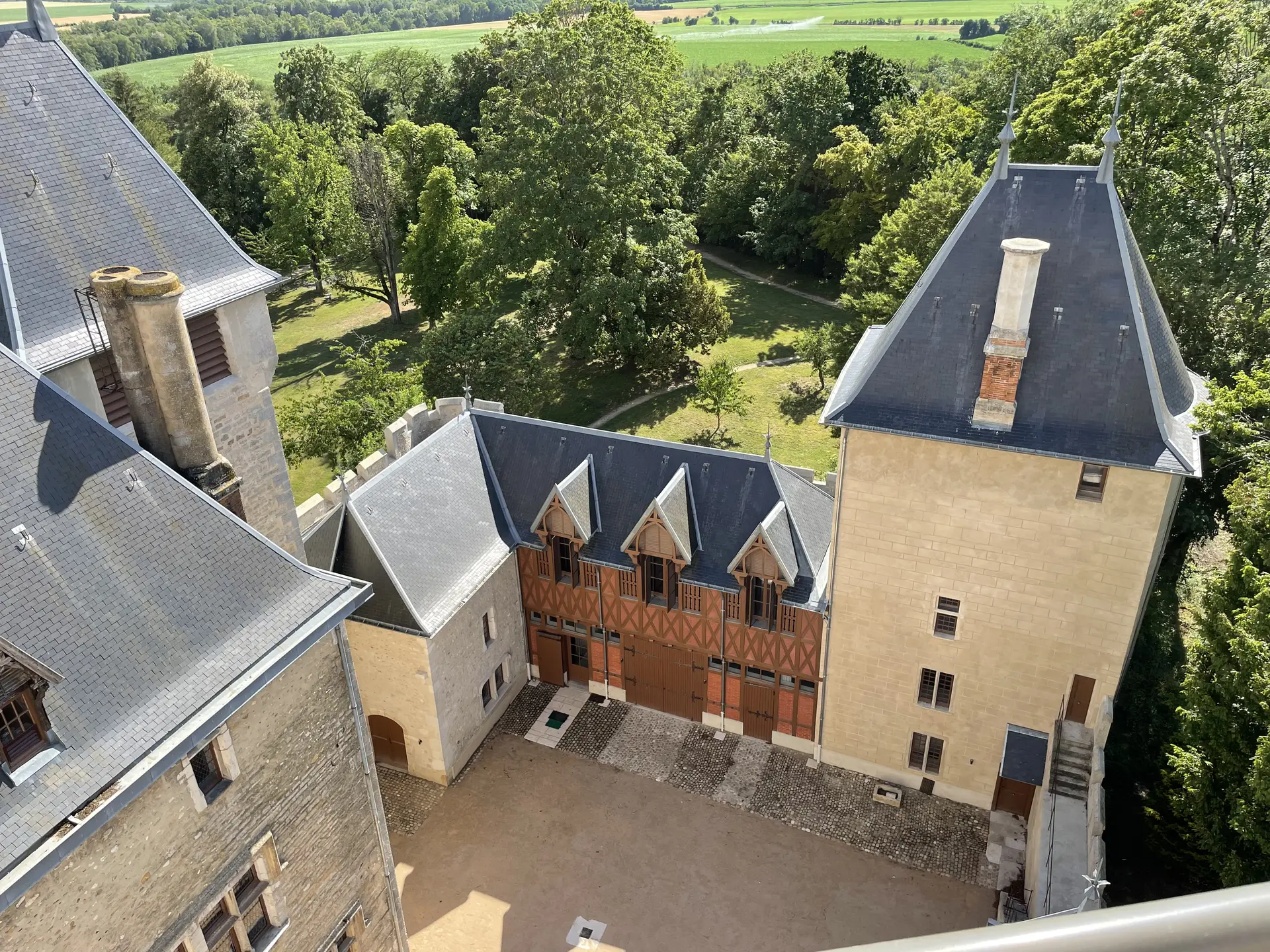 la cour intérieure vue du donjon